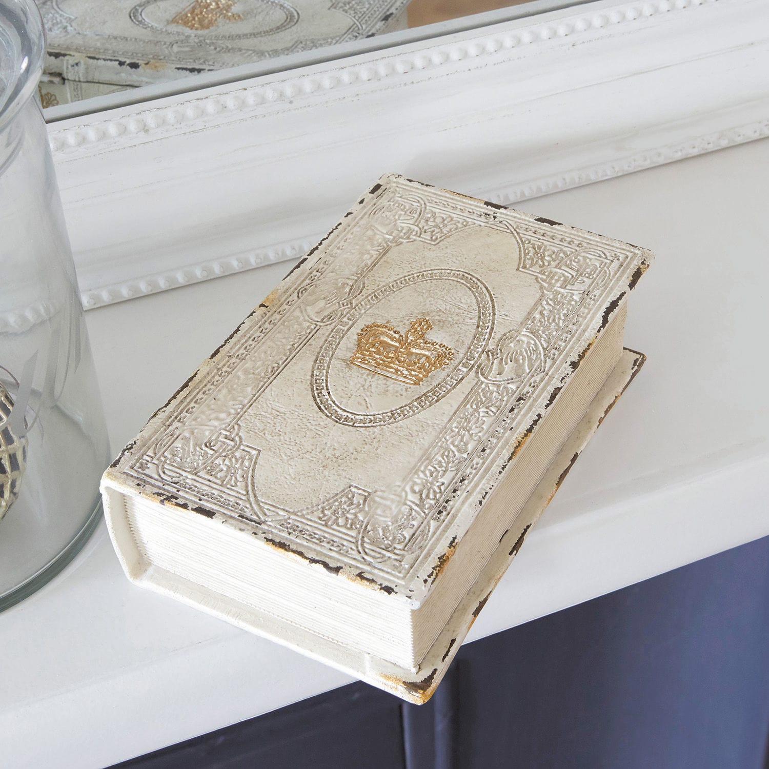 Boekenkistje Anglure Decoratieve witte metalen doos in boekvorm met gouden kroon en verouderde look