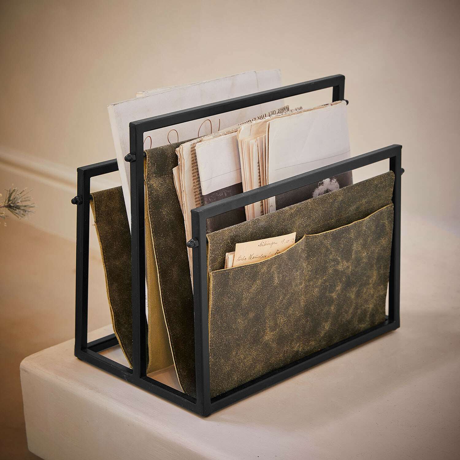 Documentenhouder met zwart metalen frame en bruin leer, praktisch voor kantoor en thuis