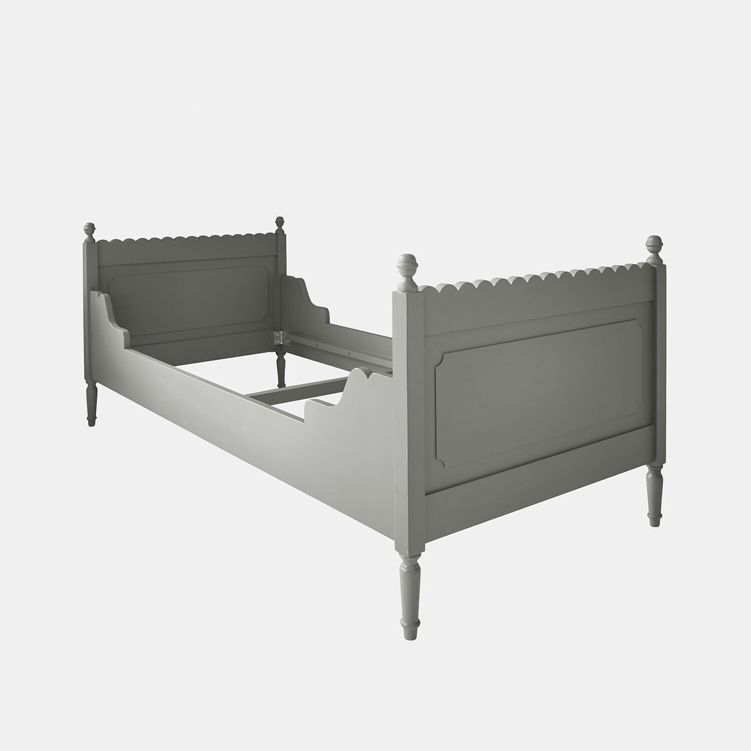 Houten bed in olijfgroene kleur met decoratieve afwerking en klassieke poten, slaapkamermeubel