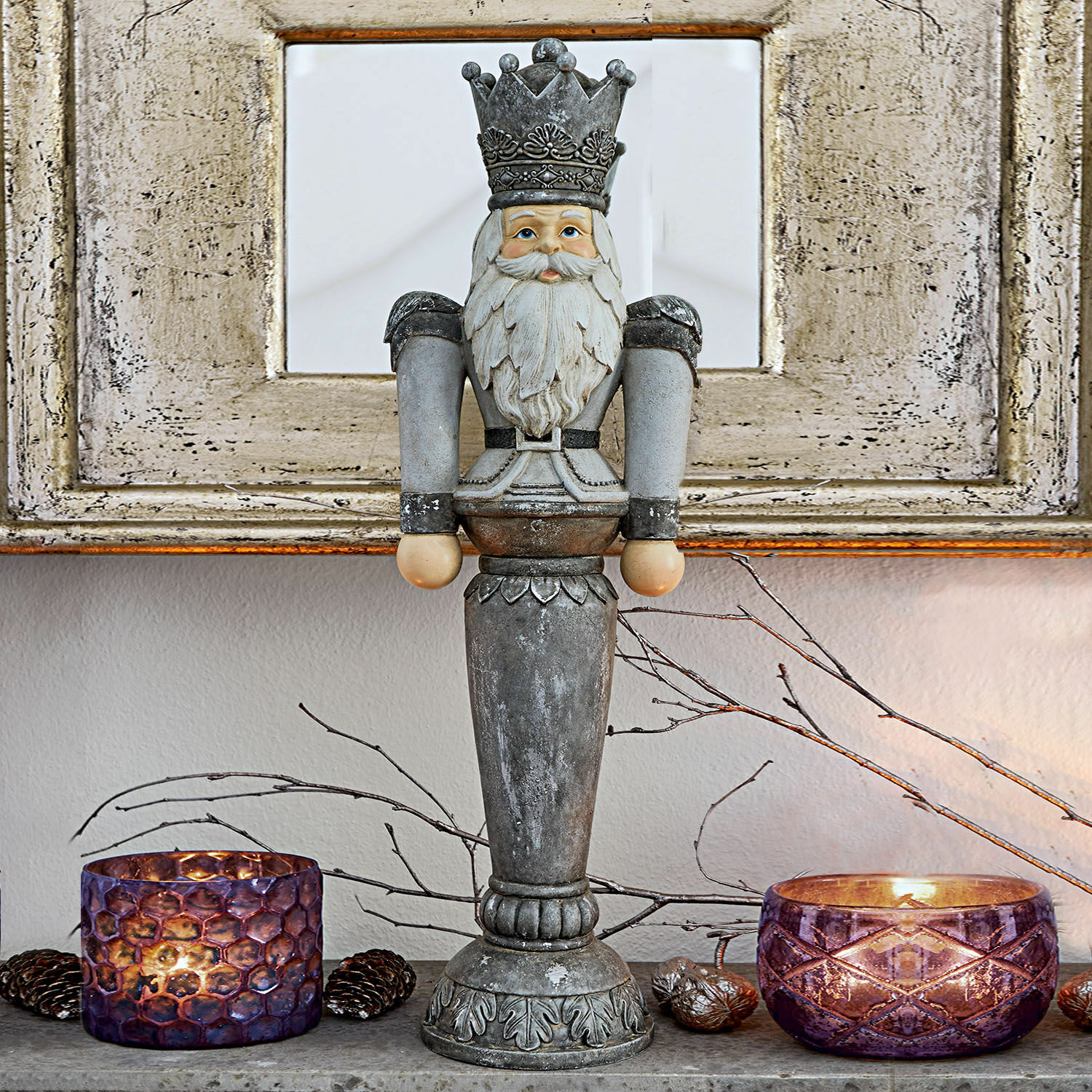 Decoratie figuur Carter Decoratief grijs metalen notenkrakerbeeld op tafel met paarse windlichten en takken
