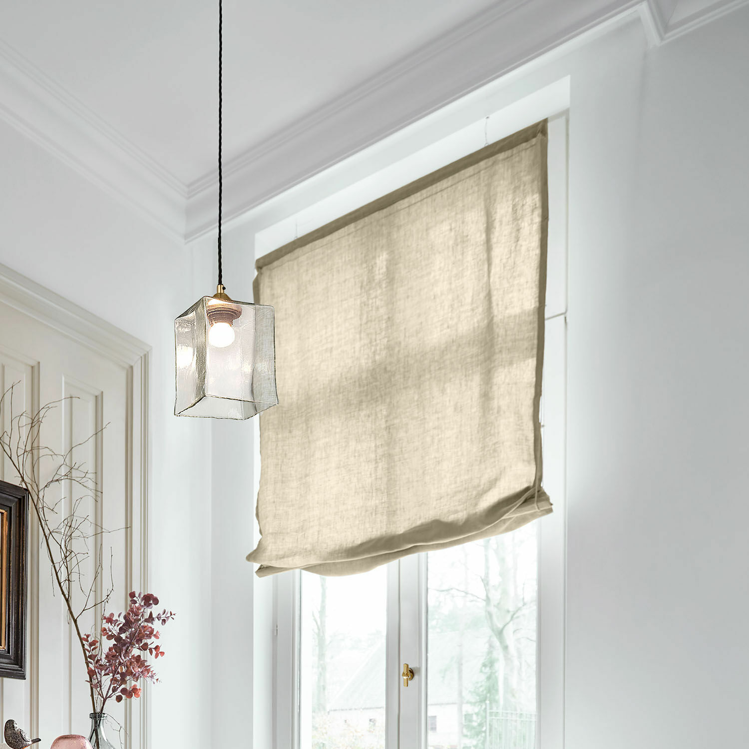 Vouwgordijn Lunavaux Beige linnen rolgordijn in lichte kamer met decoratieve hanglamp en raam