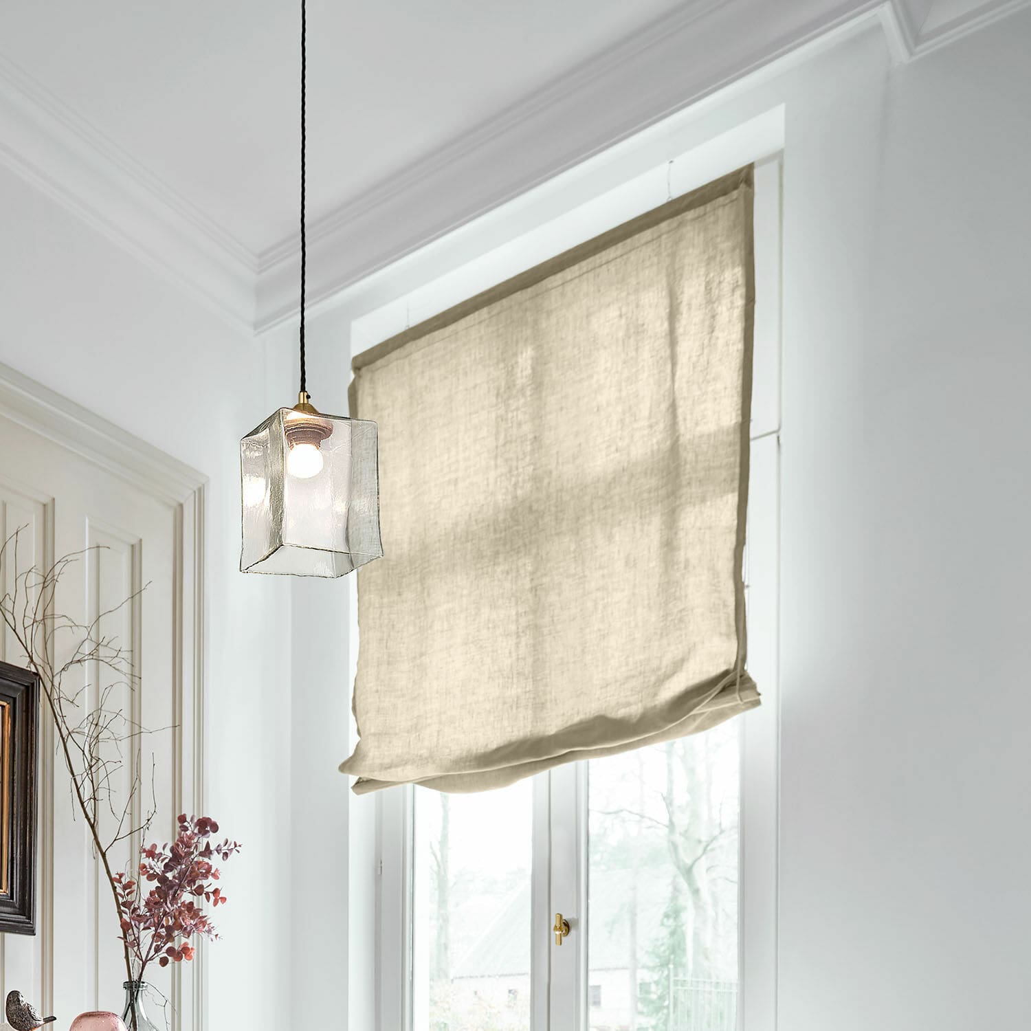 Vouwgordijn Lunavaux Beige linnen rolgordijn in lichte kamer met decoratieve hanglamp en raam