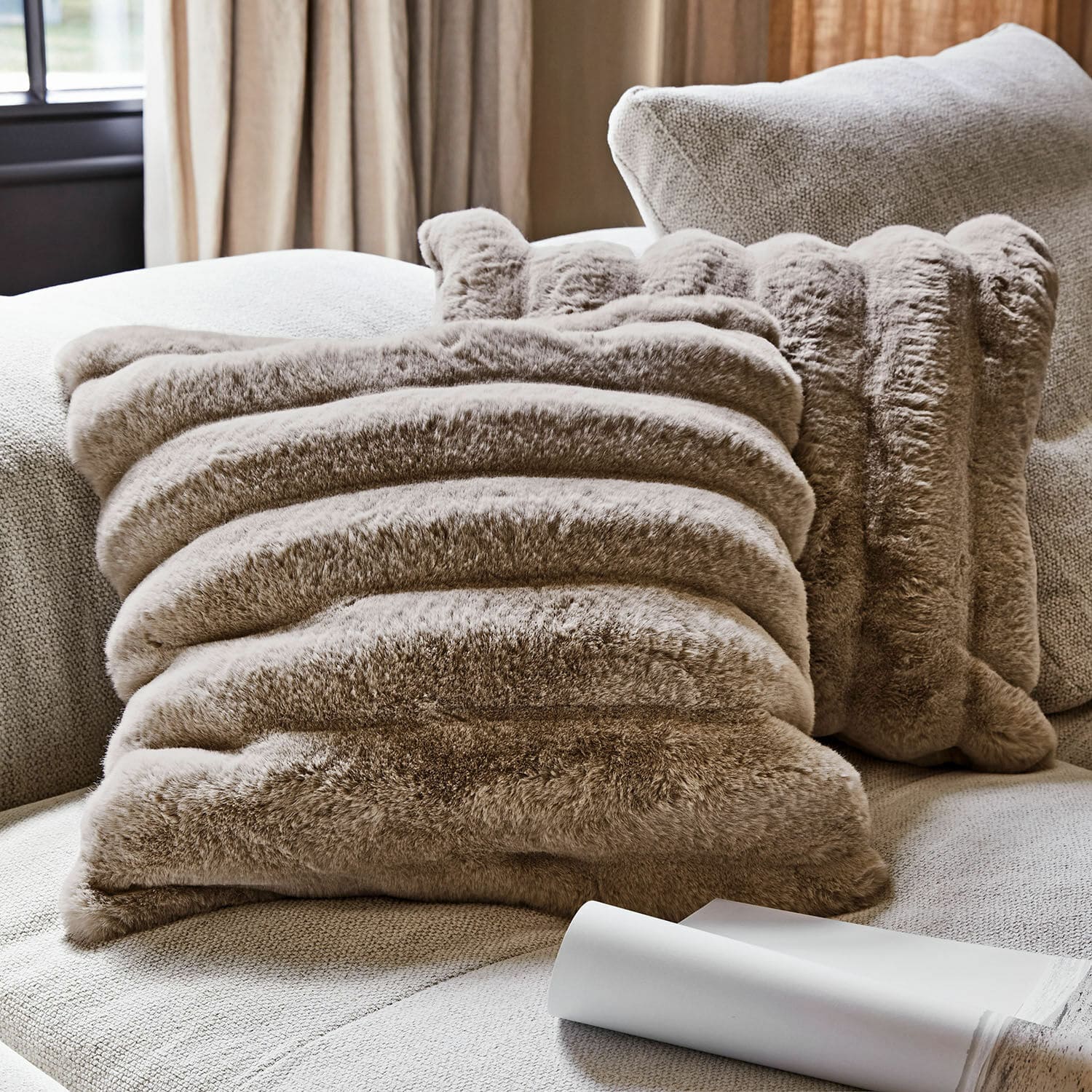 Kussenhoes set van 2 Caelira Zachte sierkussen van beige kunstbont op lichte bank voor gezellige woonkamer