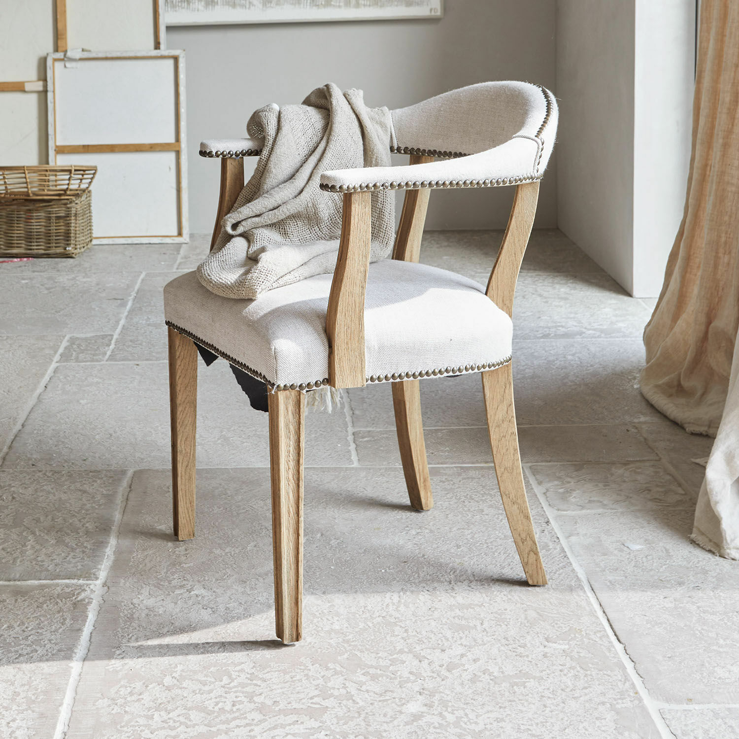 Stoel Heaton Stoel van licht hout en beige stof met decoratieve spijkers en vintage stijl deken