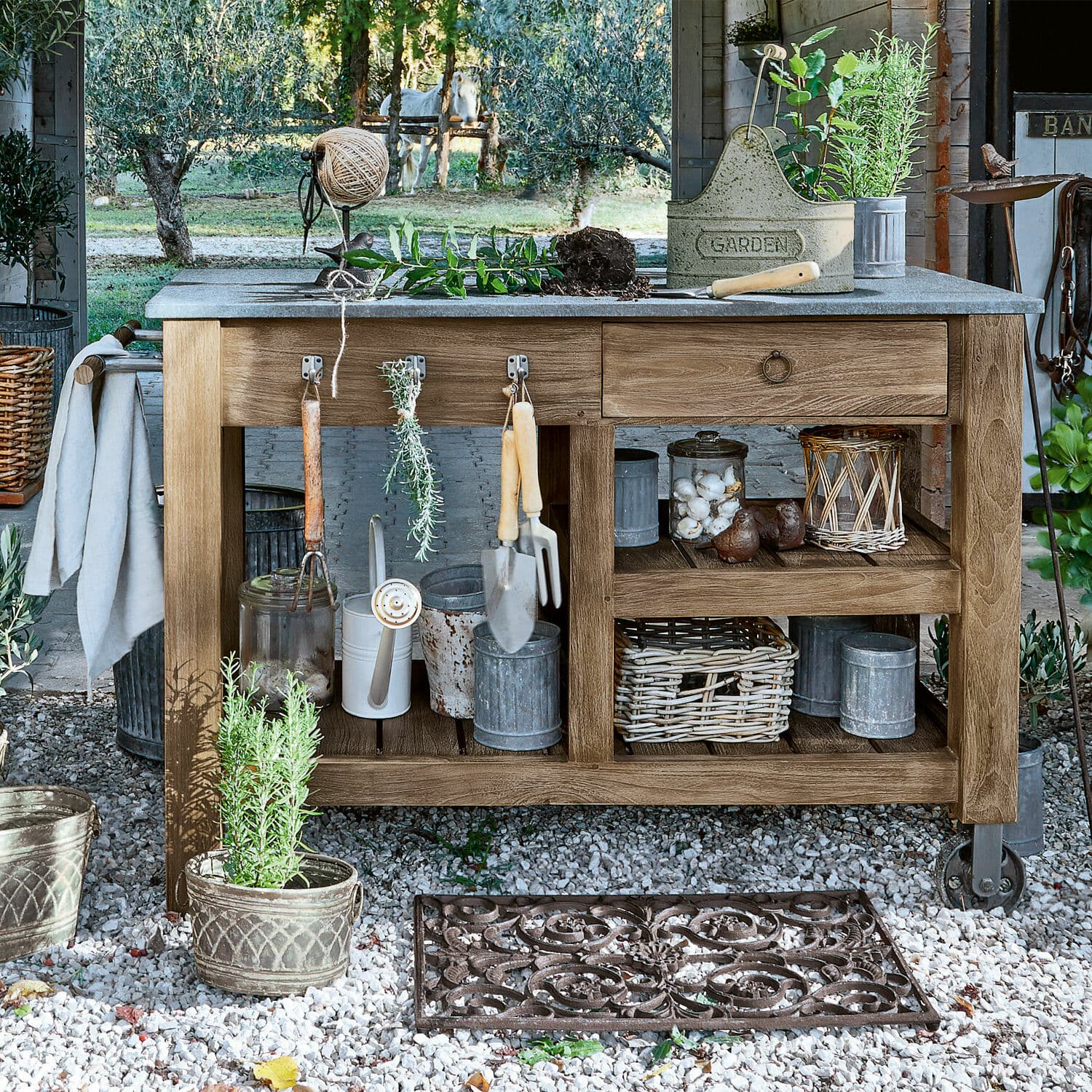 Plantentafel Ellenton Houten tuintafel met tuingereedschap en potten op grind in natuurlijke omgeving