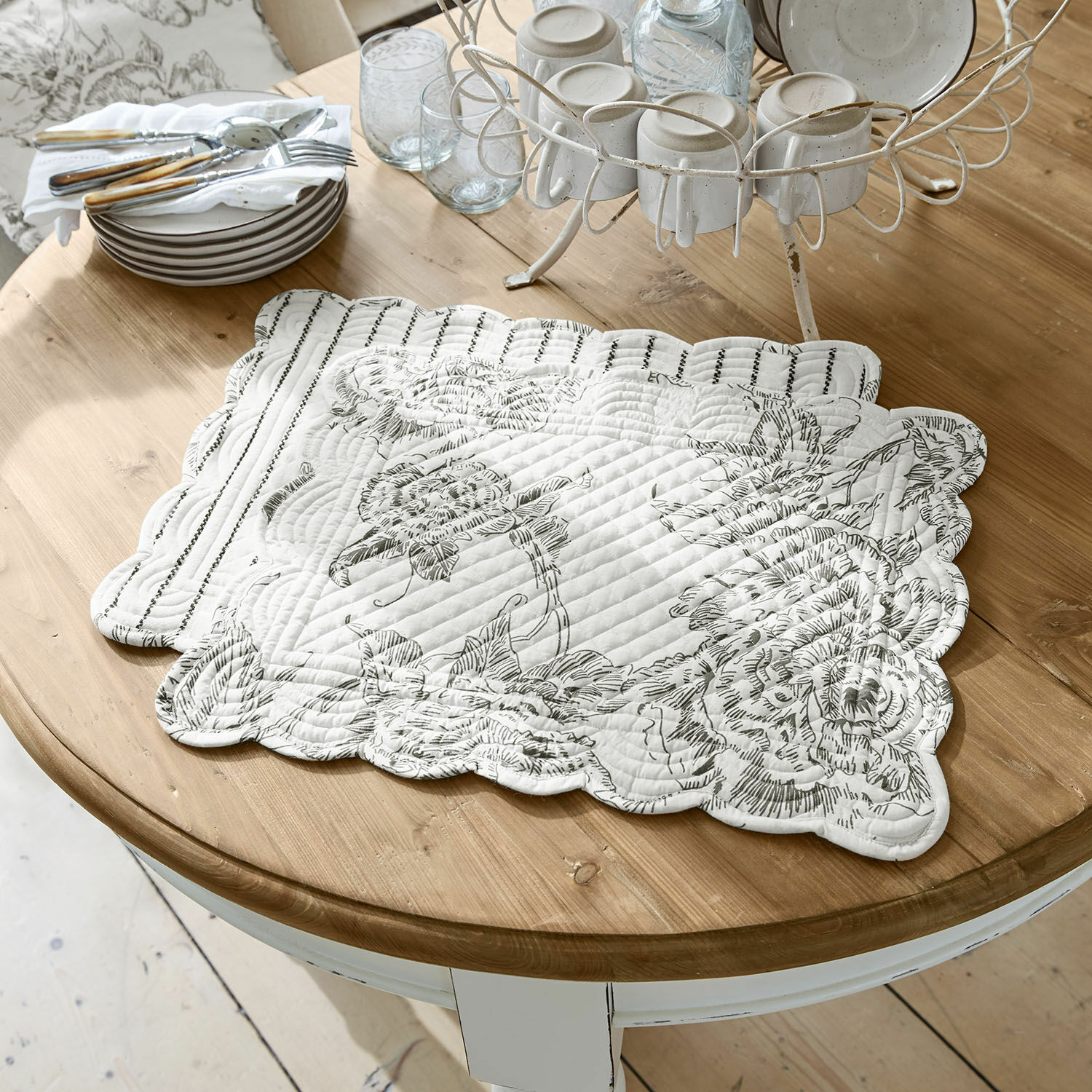 Placemat set van 2 Calarion Witte gewatteerde placemat met zwart bloemmotief op houten tafel voor interieurdecoratie