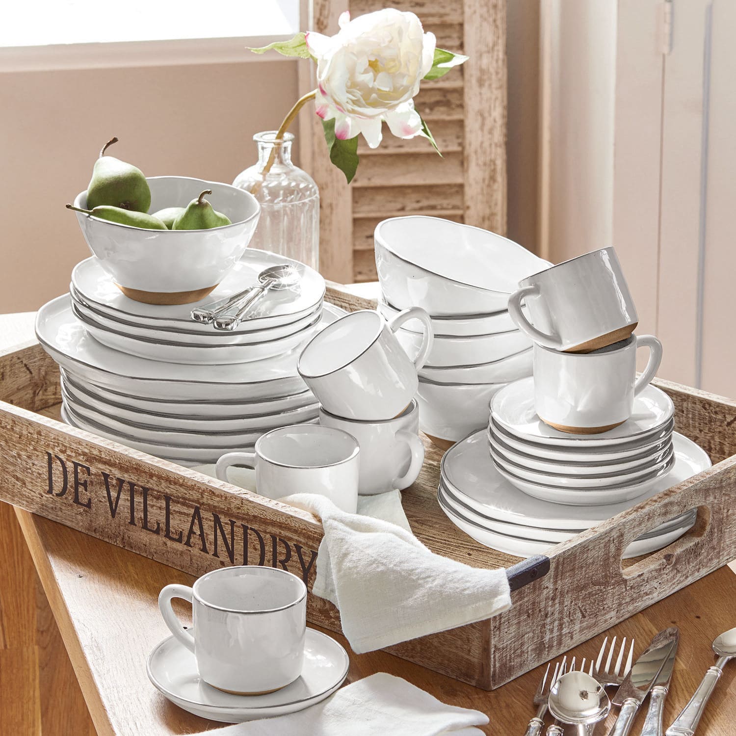 Servies set van 30 Biarré Witte keramische servies met bruine onderkant op houten dienblad in eetkamer