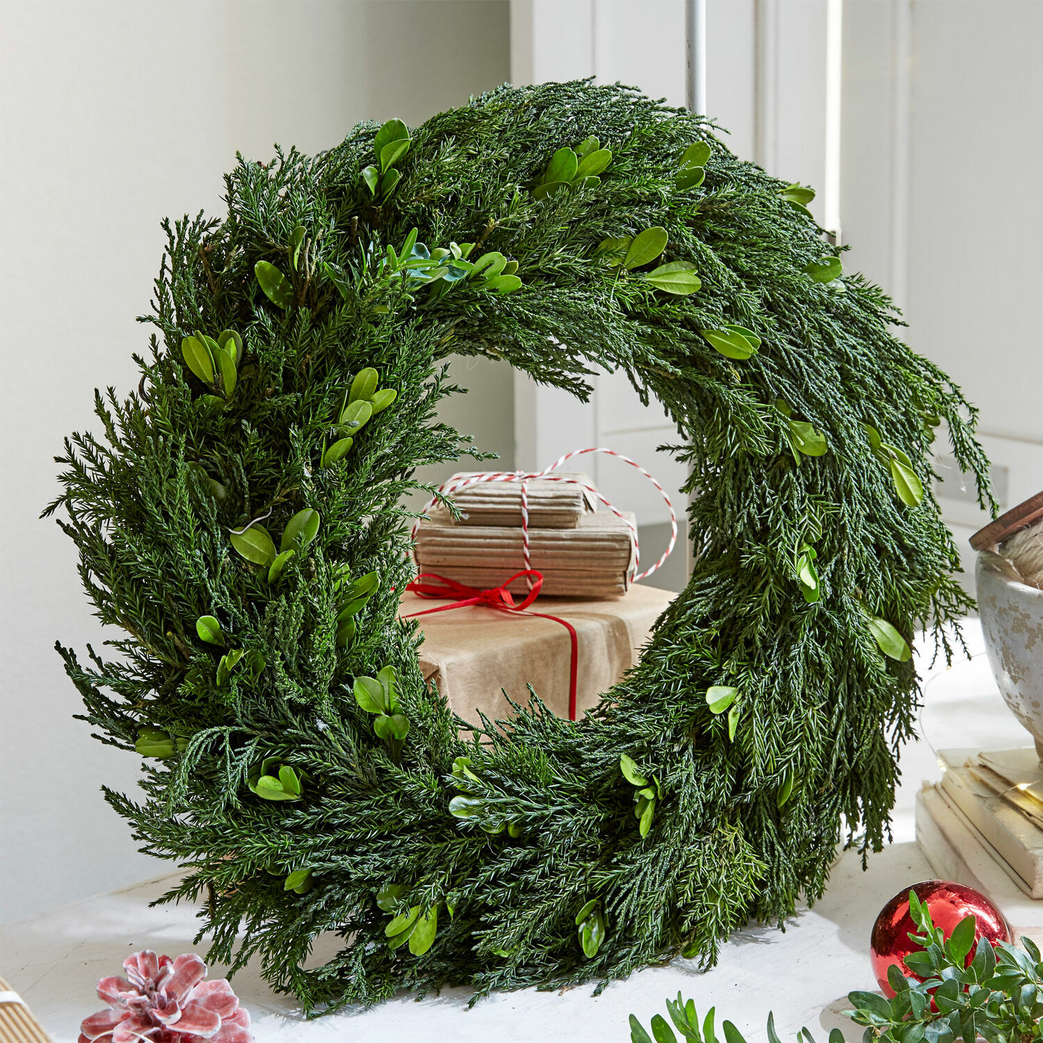 Krans Dahab Decoratieve kerstkrans van groene takken en bladeren voor feestelijke huisdecoratie
