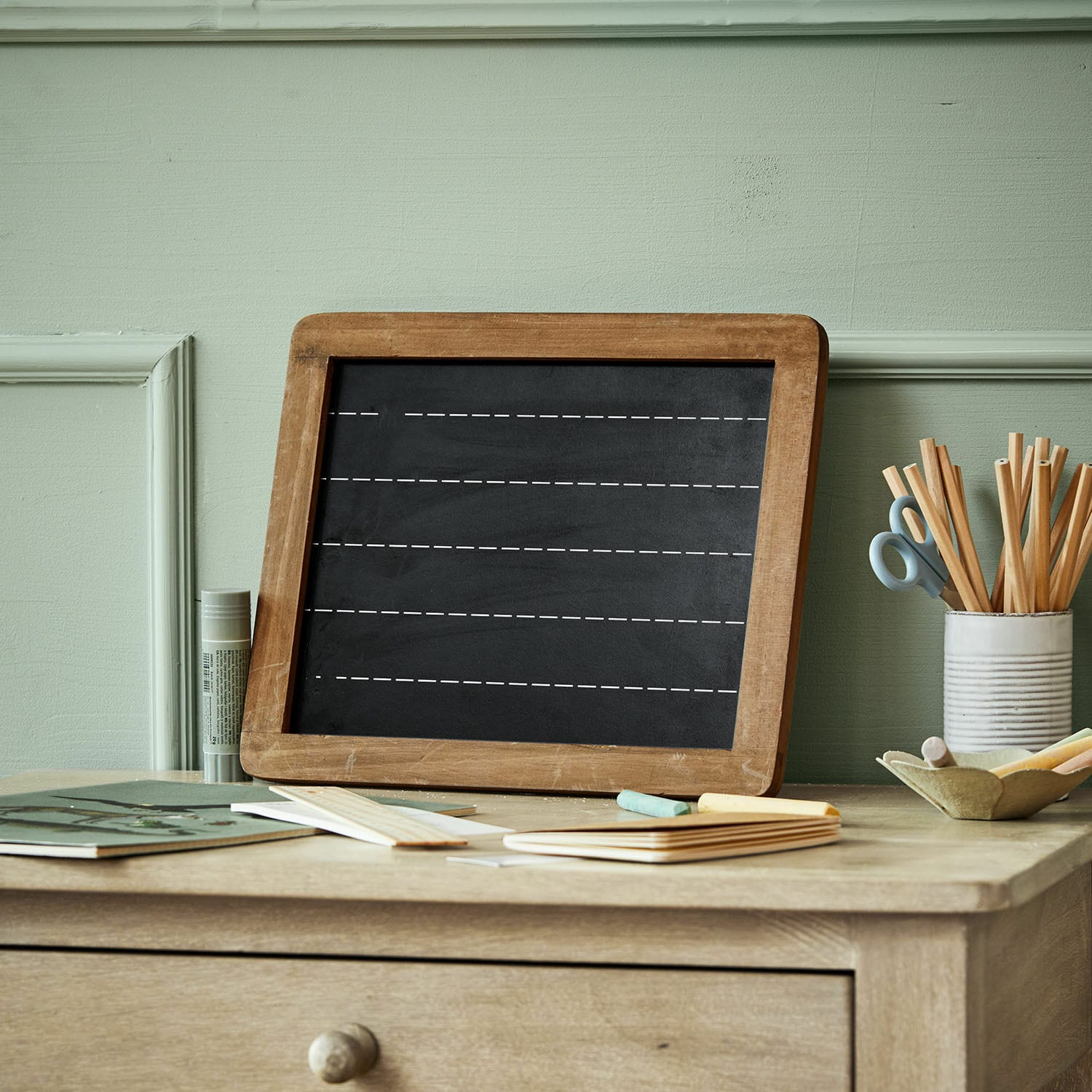 Schoolbord Kanza Krijtbord met houten lijst op bureau met krijt en pastelgekleurde schrijfwaren