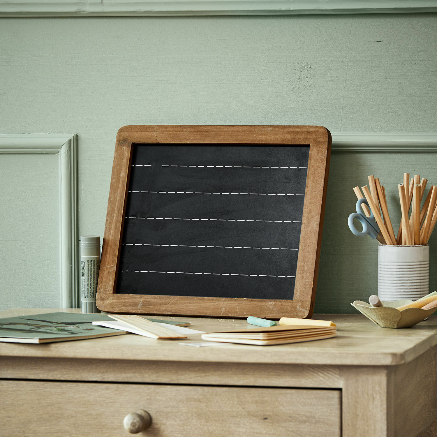 Schoolbord Kanza Krijtbord met houten lijst op bureau met krijt en pastelgekleurde schrijfwaren
