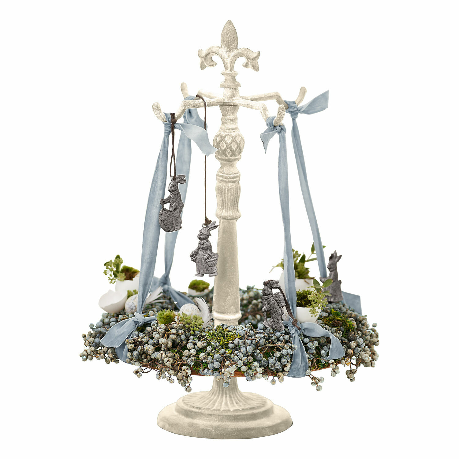 Kranshouder Antwan Decoratieve witte metalen standaard met blauwe linten en hangende grijze konijnenornamenten