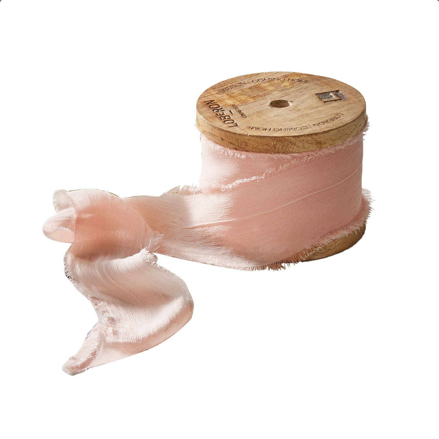 Roze lint van fijne stof op houten spoel voor decoratie en handwerk