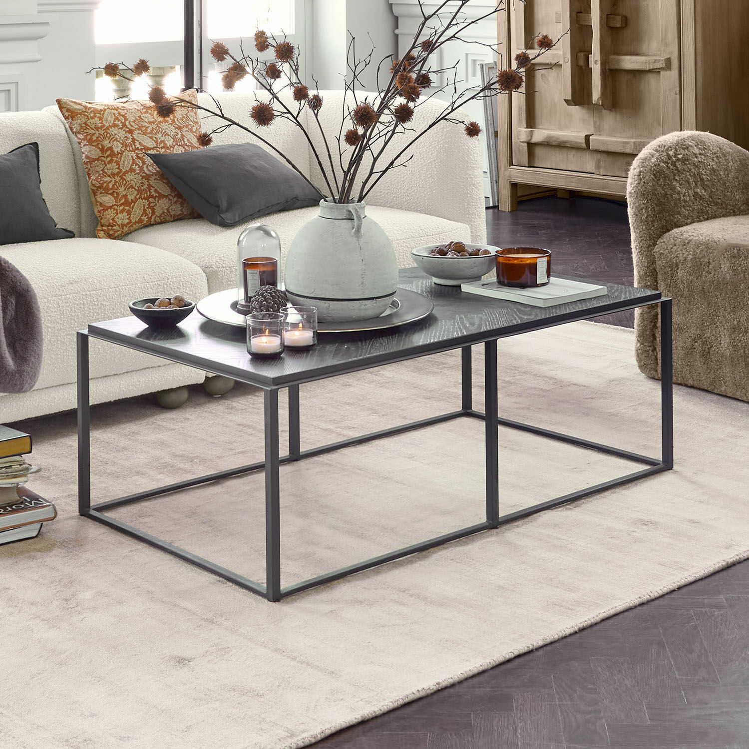 Salontafel Lumesto Moderne zwarte salontafel met metalen frame en decoraties in lichte woonkamer met beige bank