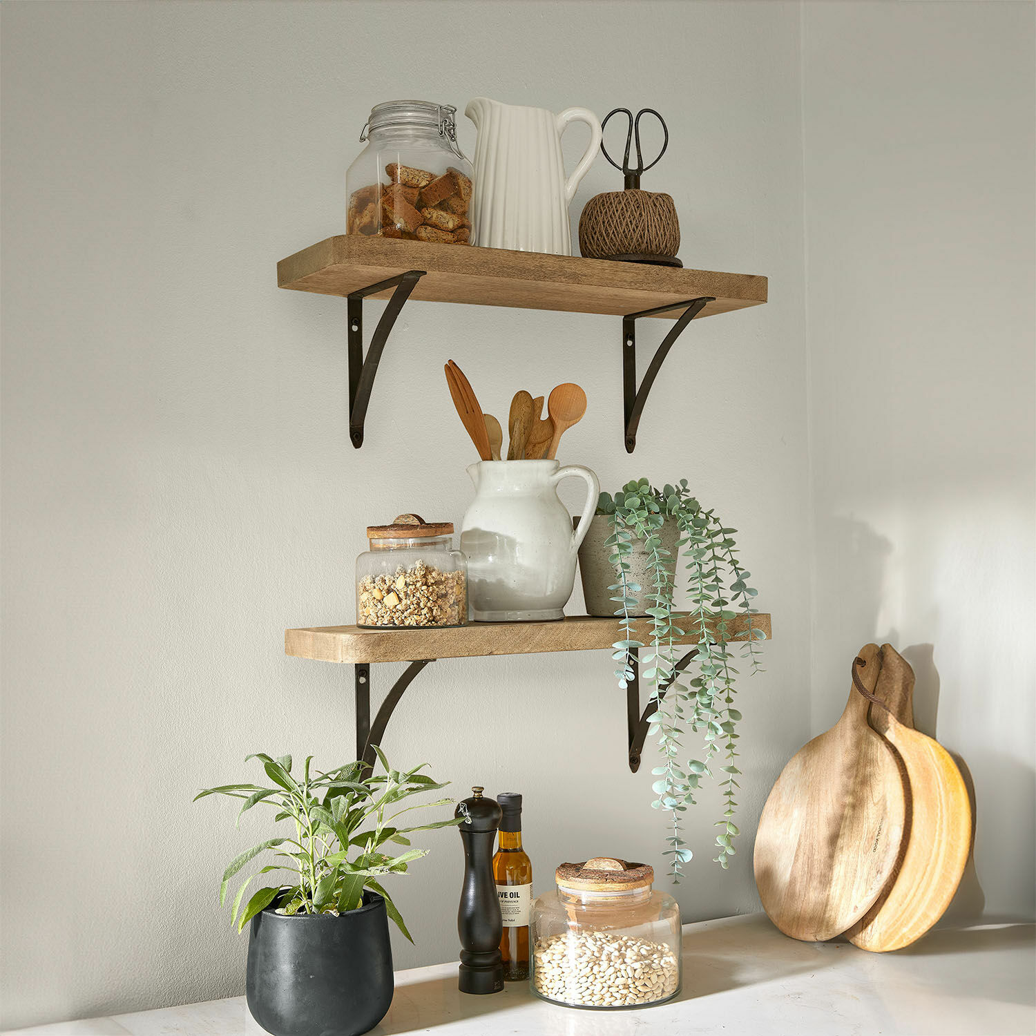Wandplank set van 2 Thalindria Houten wandplanken met metalen beugels, gedecoreerd met keukengerei en planten