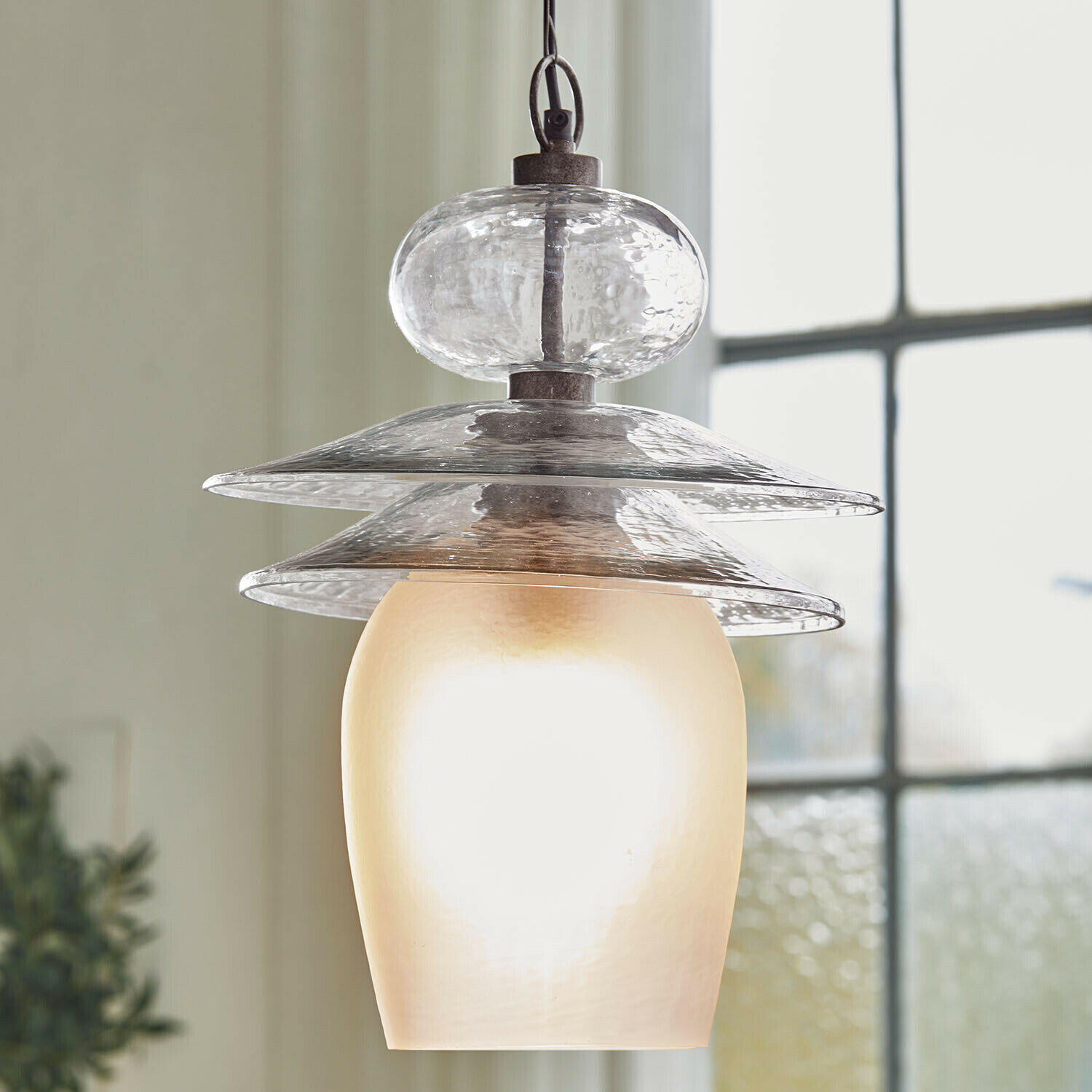 Glazen hanglamp met melkachtig kapje en transparante elementen, moderne binnenverlichting