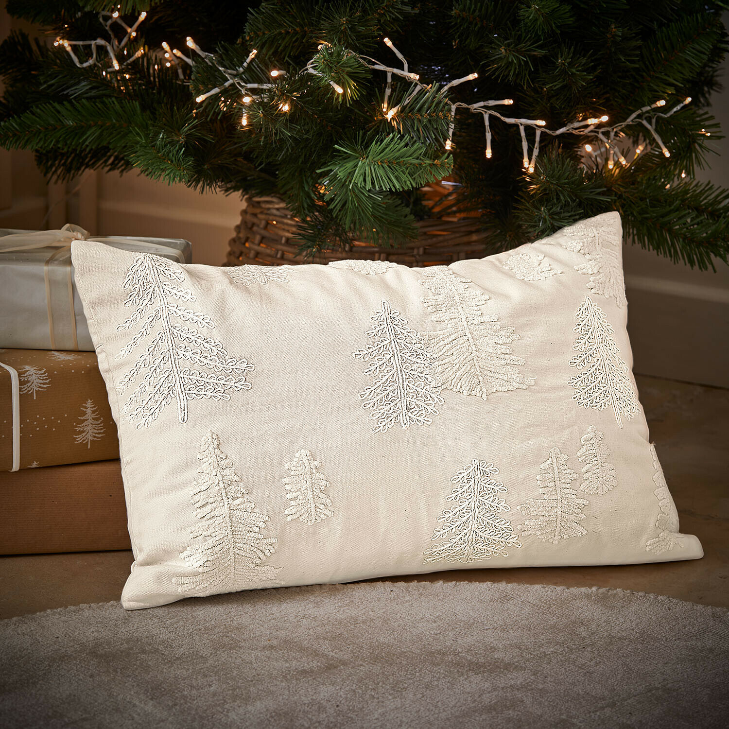 Kussenhoes Finjael Beige katoenen sierkussen met geborduurde bomen, feestelijke woondecoratie voor kerst