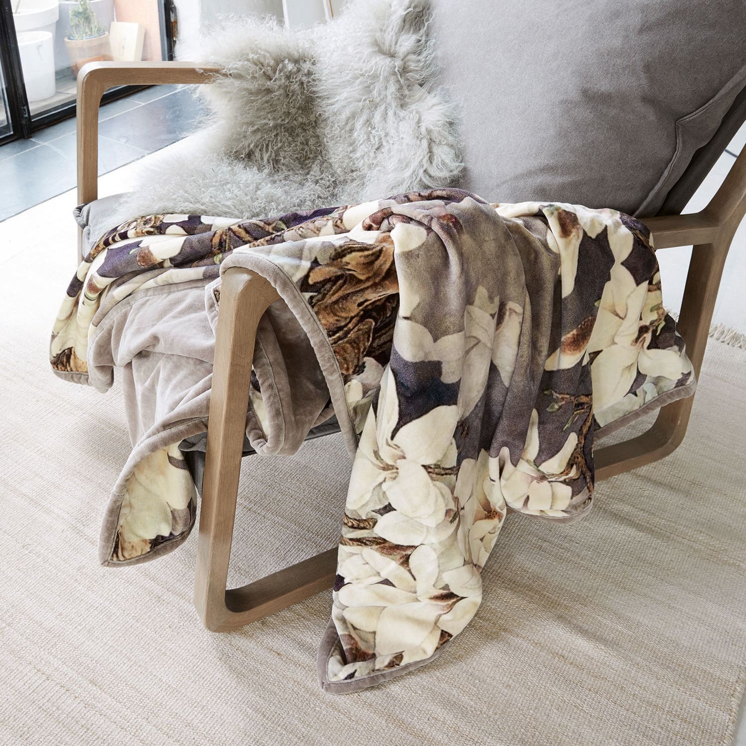 Plaid Belle Zachte microvezel deken met bloemmotief in crème- en bruintinten op houten stoel