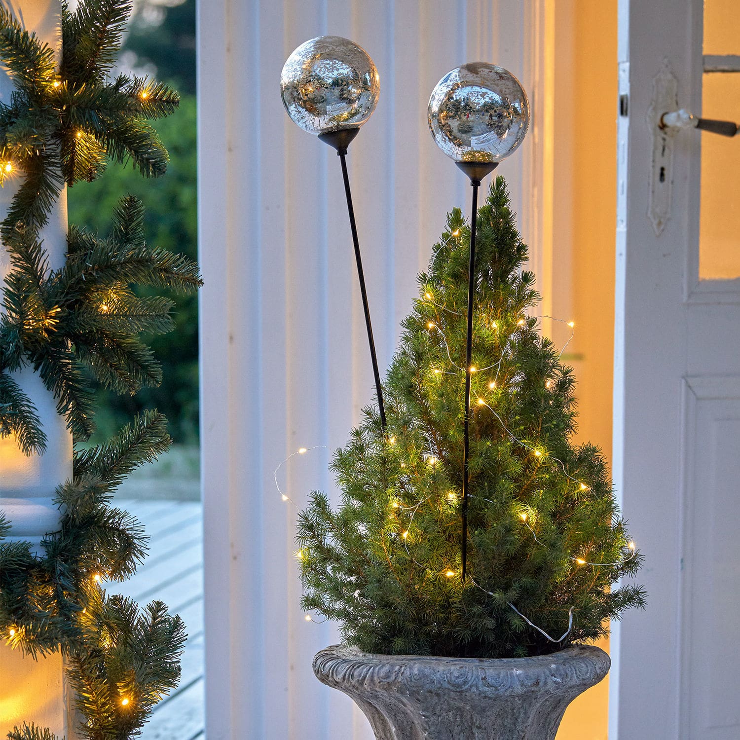 Decoratiepin set van 2 Cainan Decoratieve glazen bollen op metalen staven in pot met groene naaldstruik en LED-lichtjes