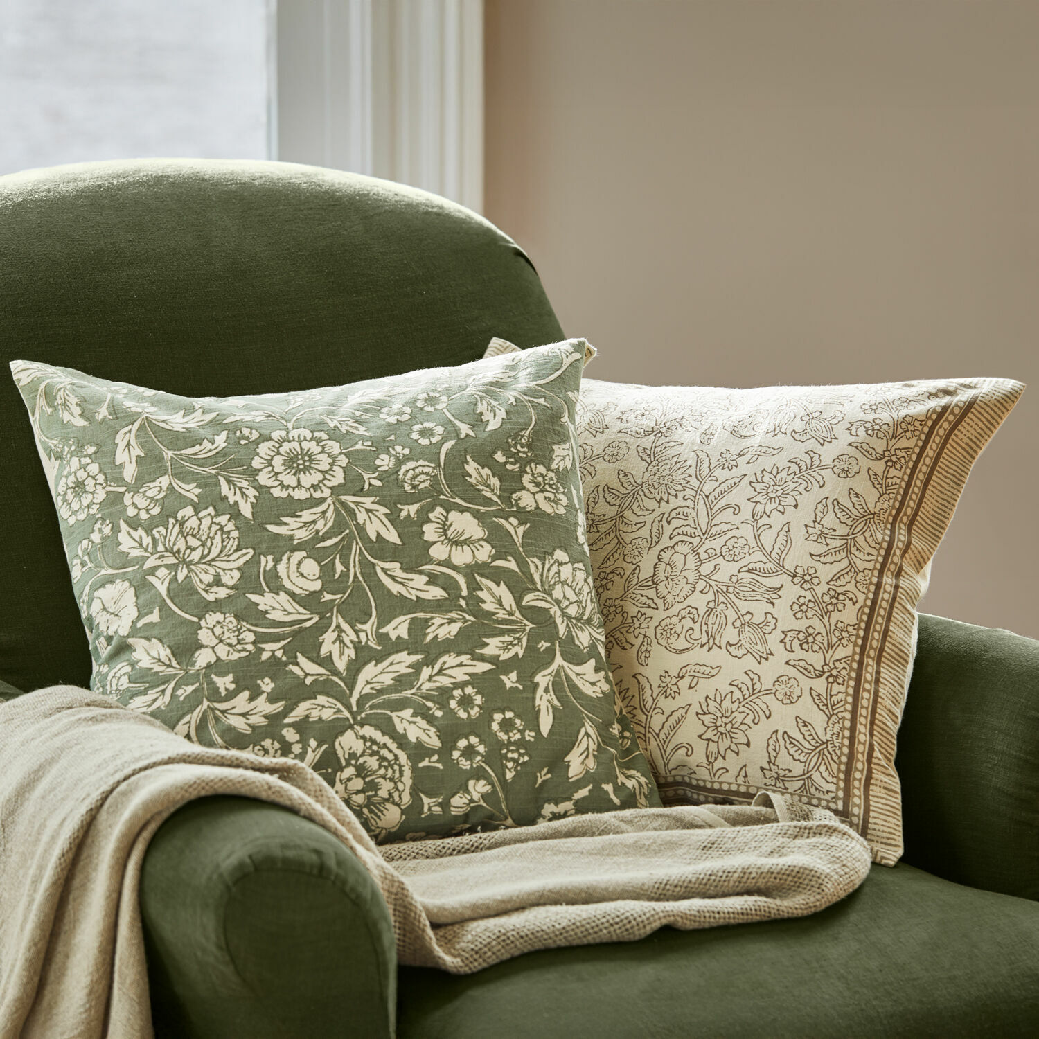 Kussenhoes set van 2 Ovixal Groene en beige kussens met bloemenpatroon op groene stoel met beige deken, woondecoratie
