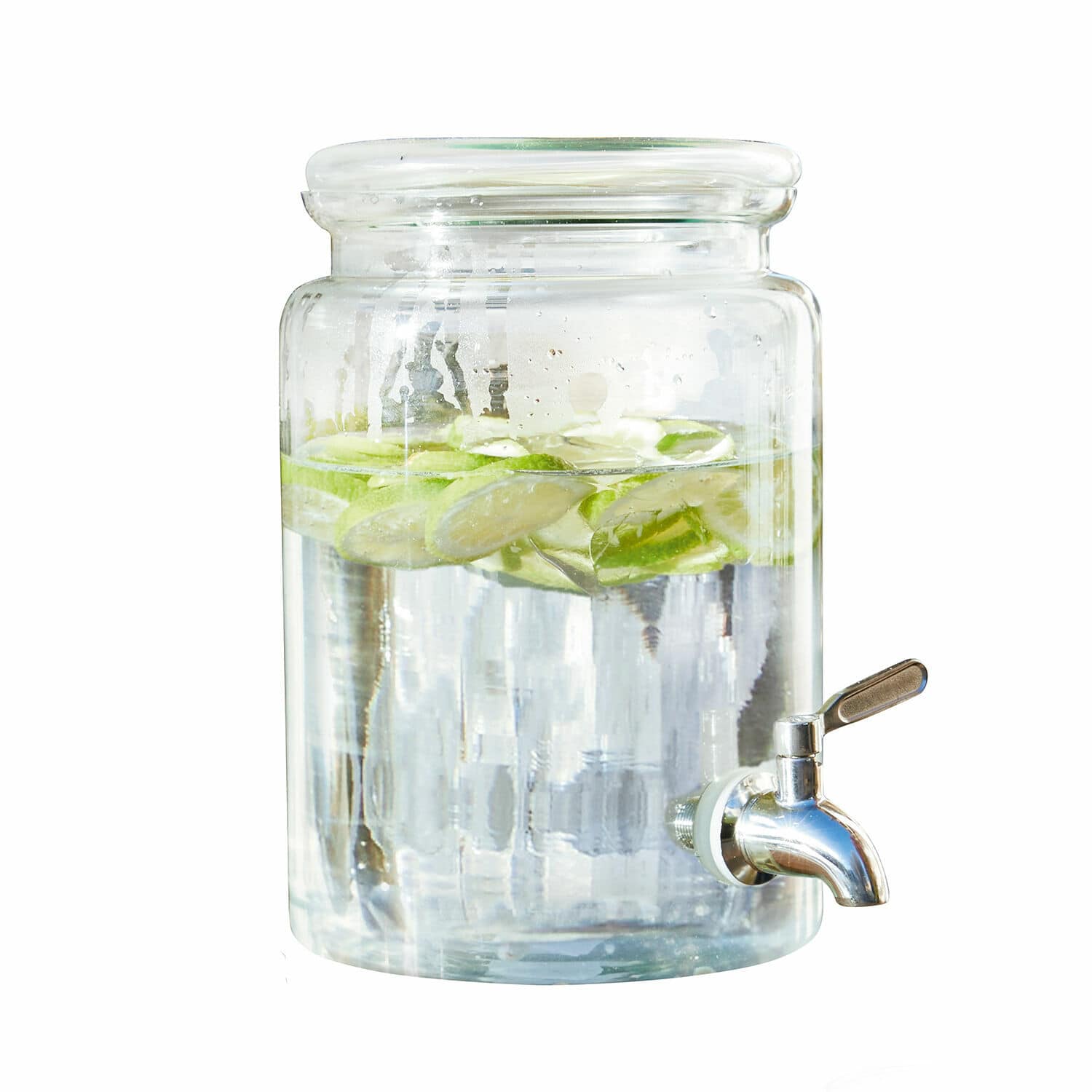 Drankdispenser Gabela Glazen drankdispenser met kraan, gevuld met water en limoenplakjes, voor het serveren van dranken