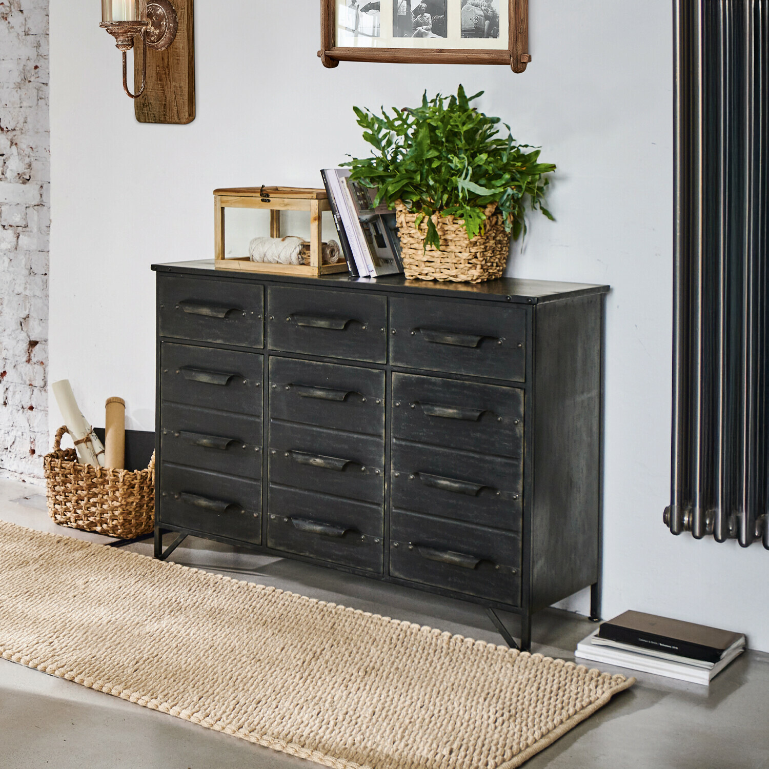 Zwarte metalen ladekast in industriële stijl, gedecoreerd met plant en boeken erop