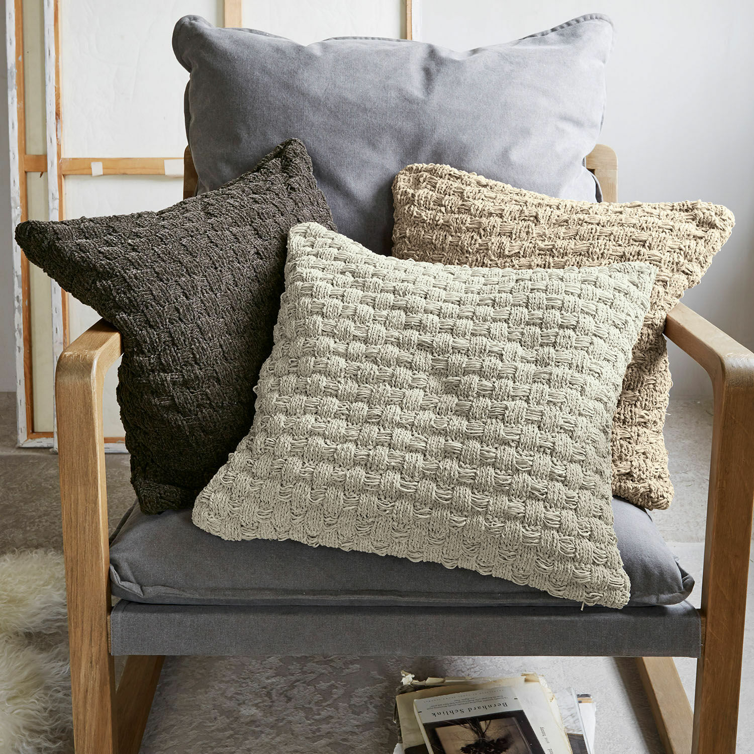 Kussenhoes set van 3 Antier Set van drie decoratieve kussens van gevlochten stof in beige en bruintinten op een grijze stoel