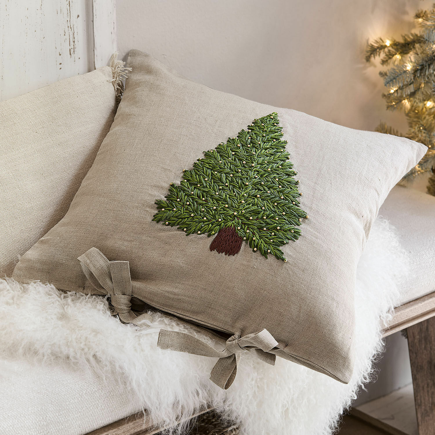 Kussenhoes Amuré Beige linnen kussen met geborduurde groene kerstboom en strikjes, feestelijke kerstdecoratie
