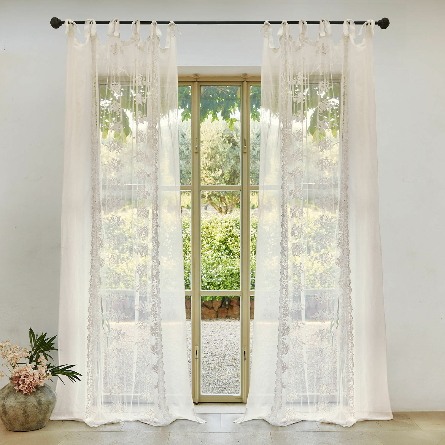 Gordijn Valek Transparante witte gordijnen met fijne kant aan roede, elegante raamdecoratie