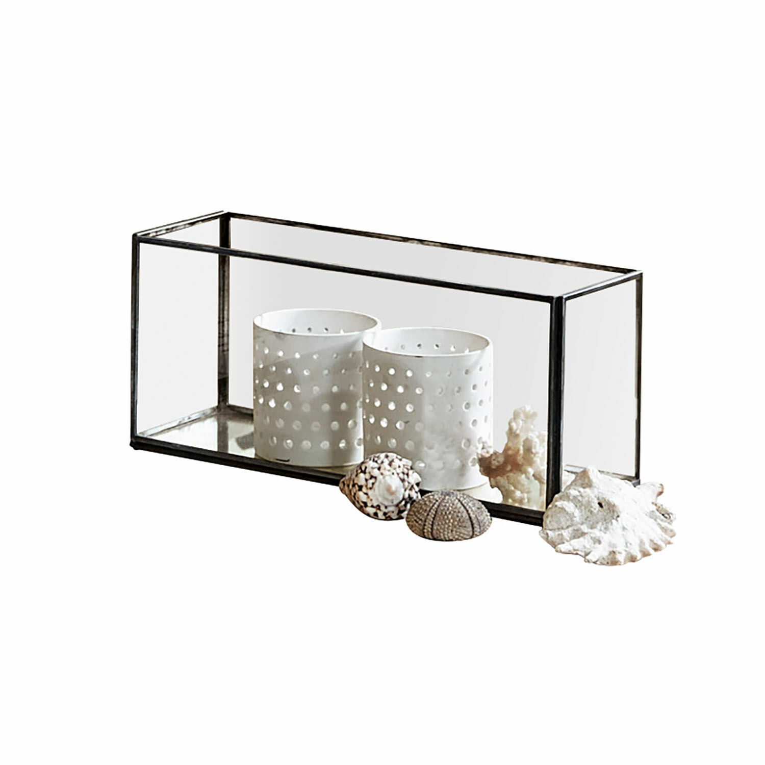 Rechthoekige glazen vitrine met metalen frame en witte keramische theelichthouders met gaten