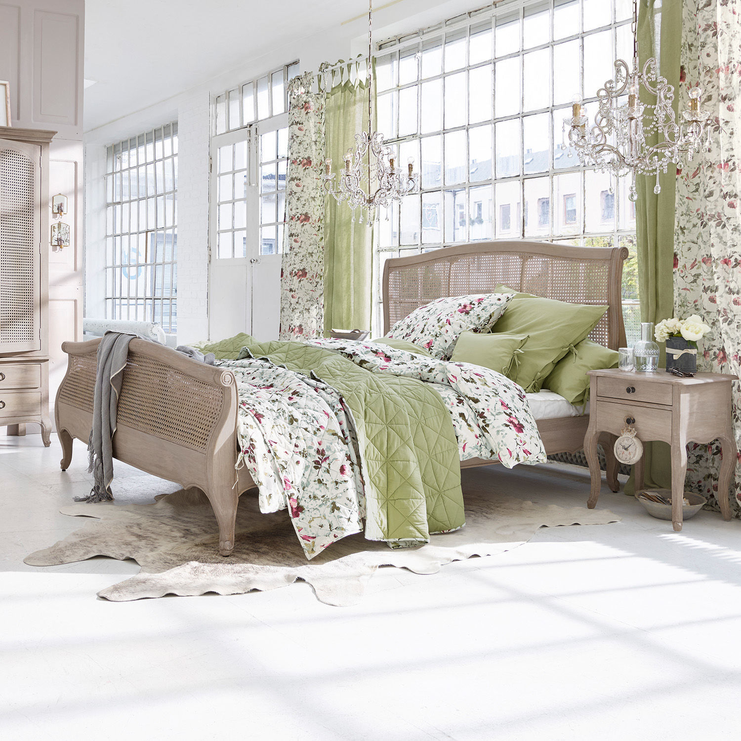 Bed Truso Slaapkamer met houten bed en groen-bloemen beddengoed in lichte, natuurlijke stijl
