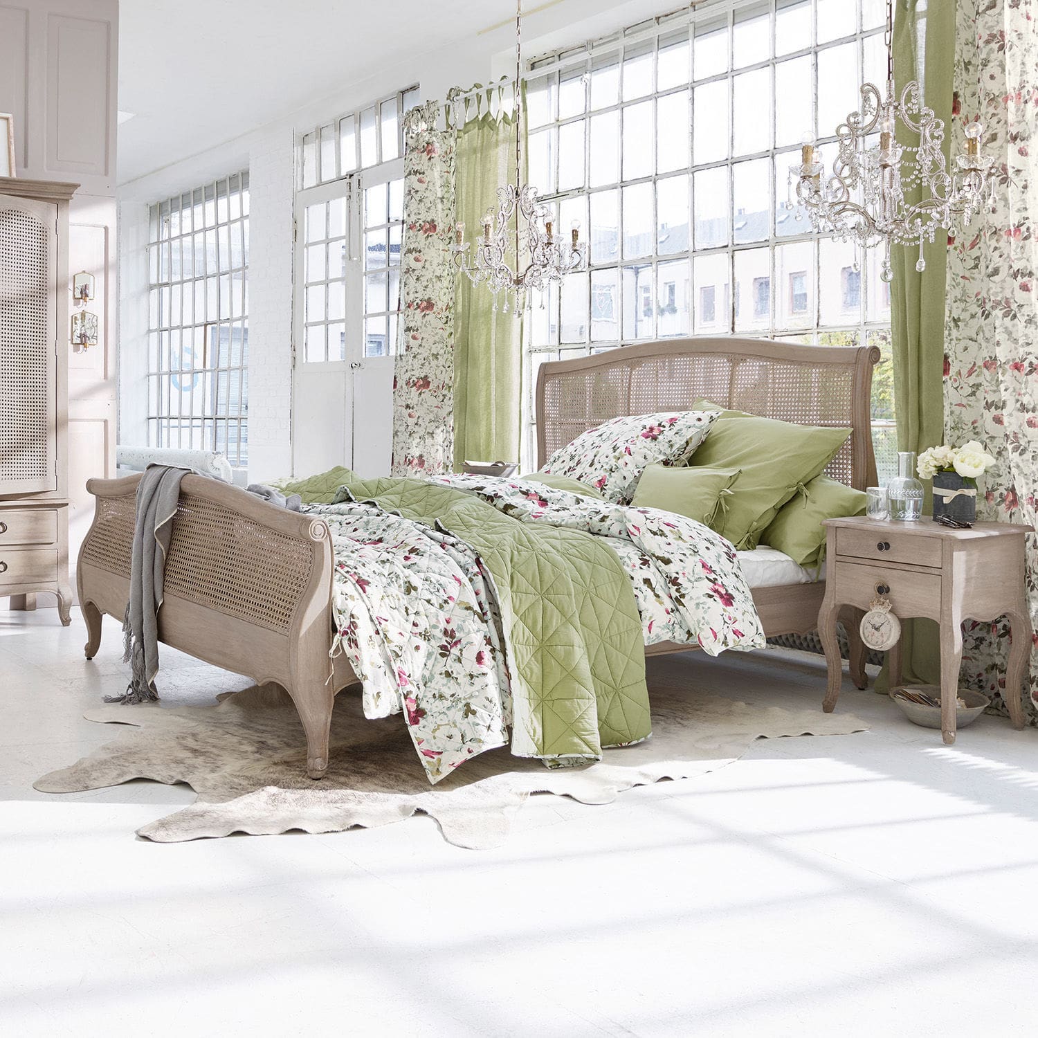 Bed Truso Slaapkamer met houten bed en groen-bloemen beddengoed in lichte, natuurlijke stijl