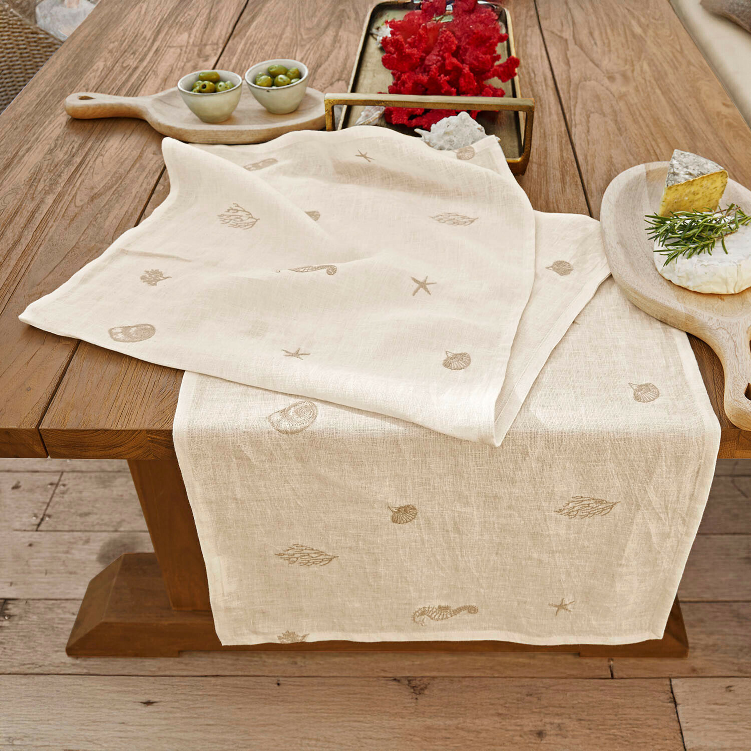 Linnen tafelloper in natuurlijke kleur met zee-motieven op houten tafel voor interieurdecoratie