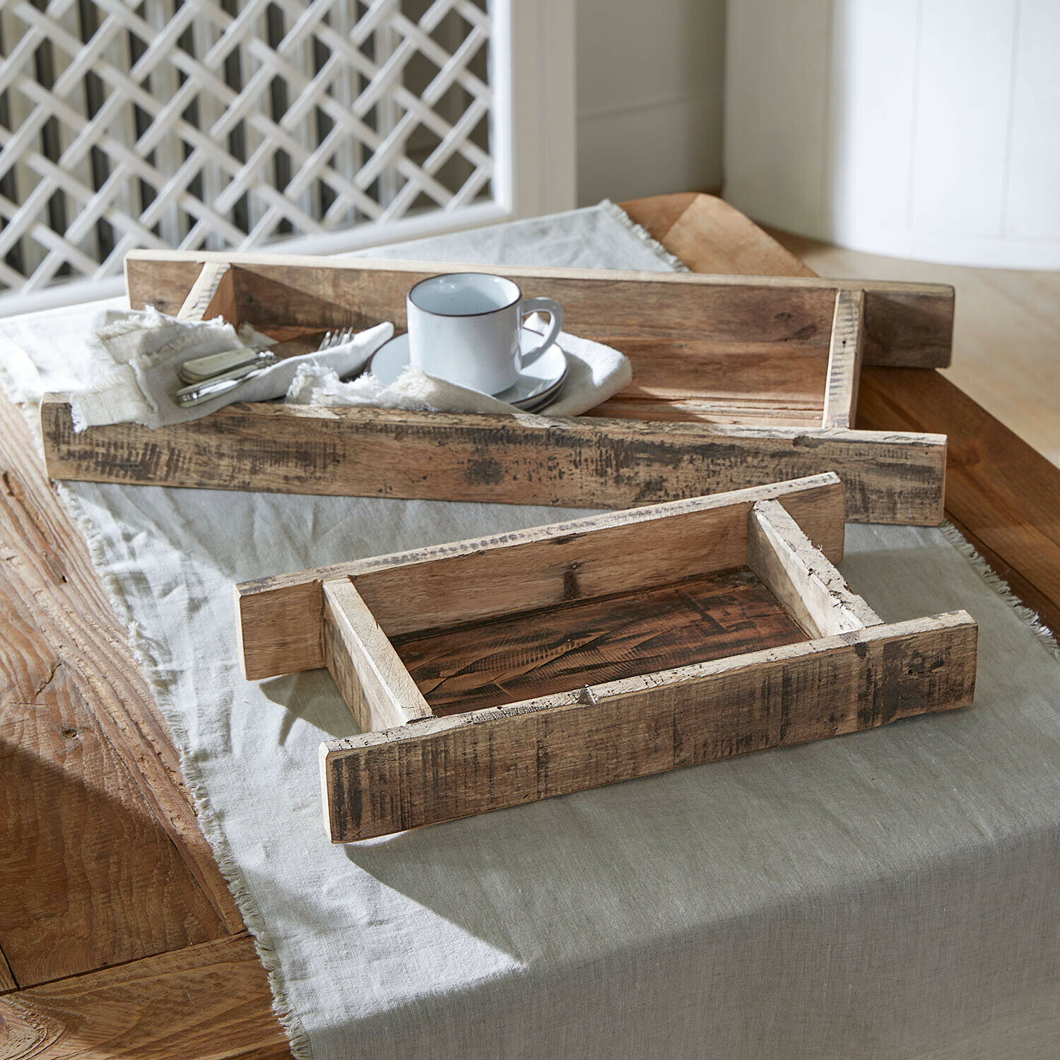 Houten dienbladen in natuurlijke kleur op linnen tafelkleed, rustieke stijl voor serveren