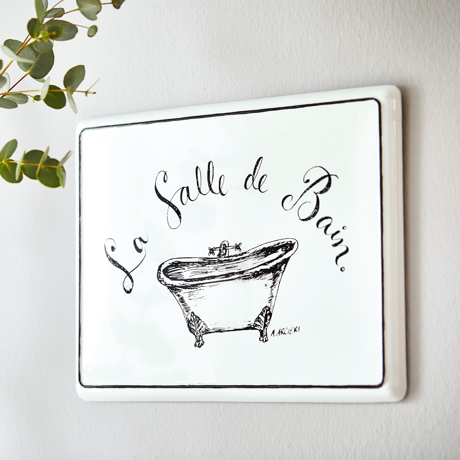 Decoboard La salle de bain Witte keramische wandplaat met zwarte tekst La Salle de Bain en tekening van badkuip voor badkamer