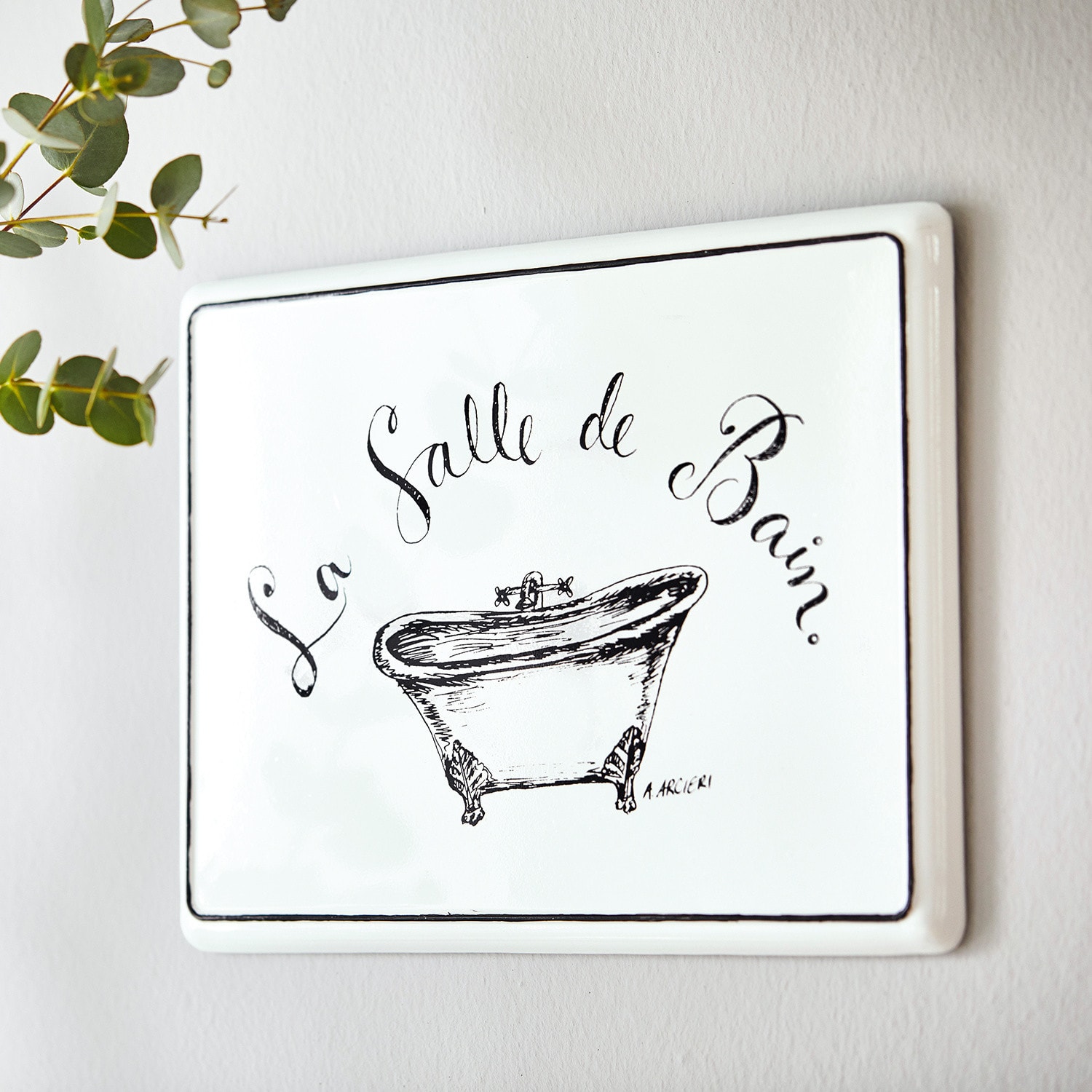 Decoboard La salle de bain Witte keramische wandplaat met zwarte tekst La Salle de Bain en tekening van badkuip voor badkamer