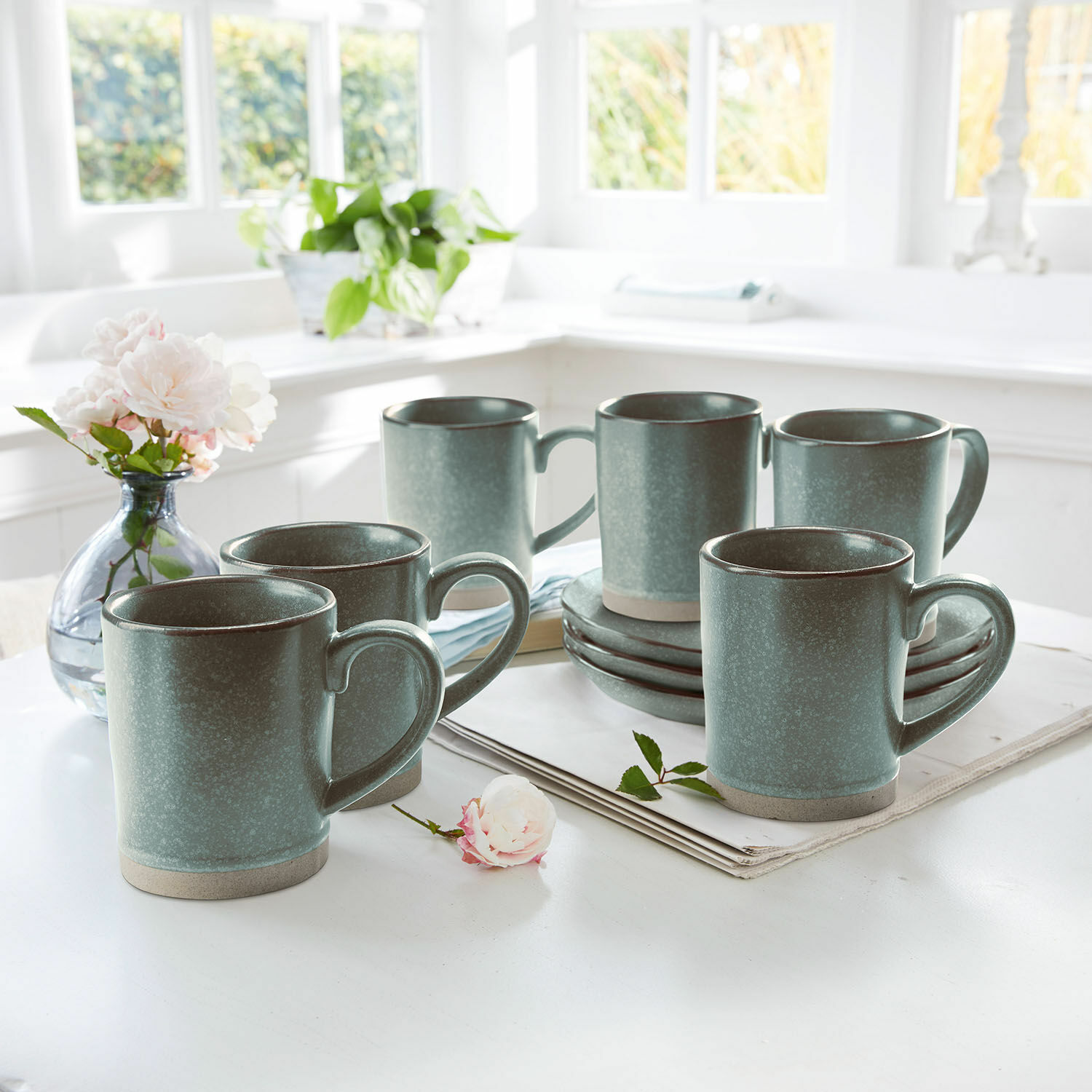 Mok set van 6 Biarré Set van zes groene keramische mokken met schotels op lichte tafel in lichte kamer