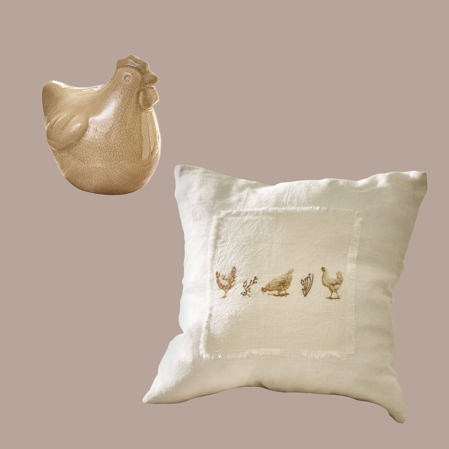 Beige keramische kipfiguur en linnen kussen met natuurlijke kippenborduursel