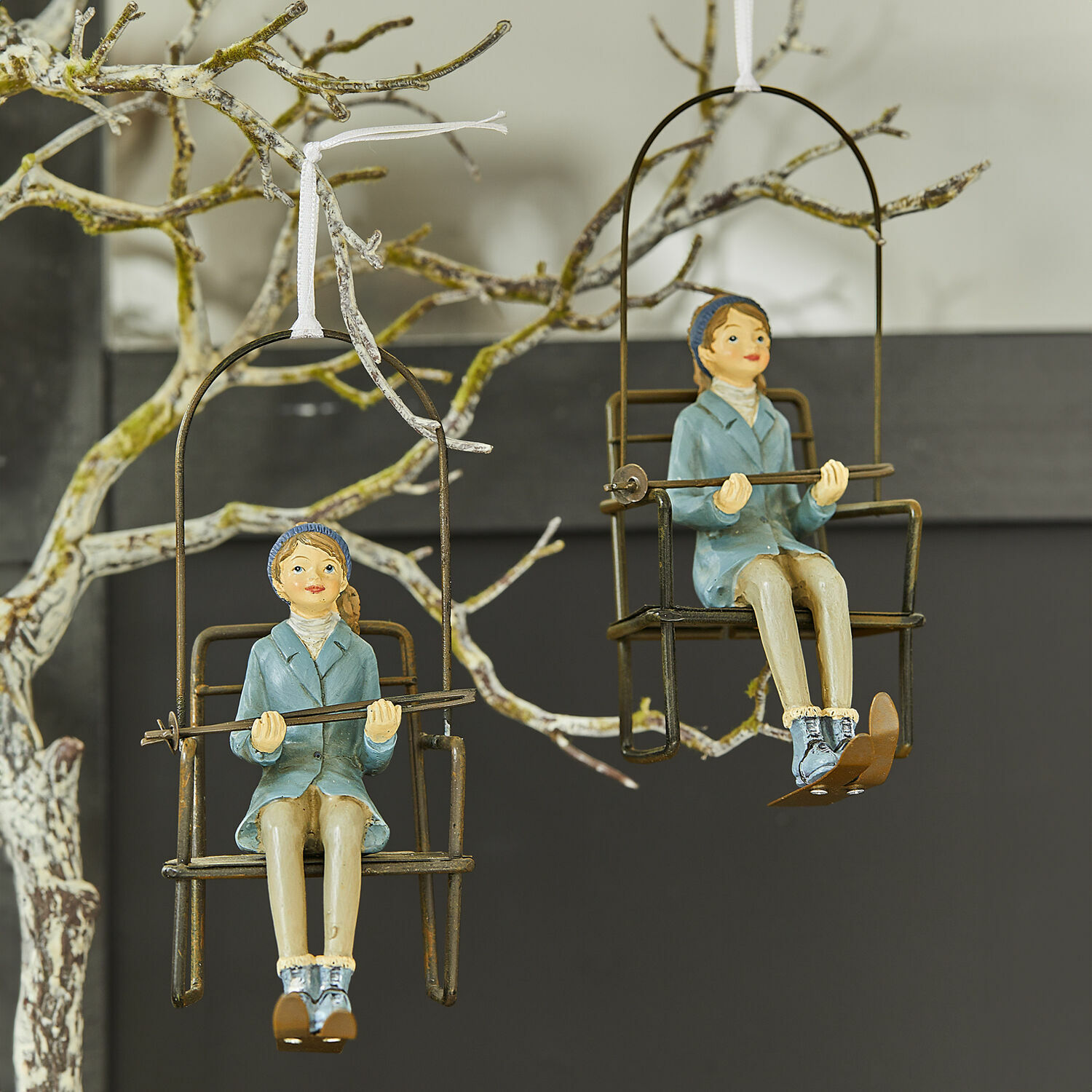 Hanger set van 2 Herveline Decoratieve hangers met skiërsfiguren op metalen stoelen met blauwe jassen