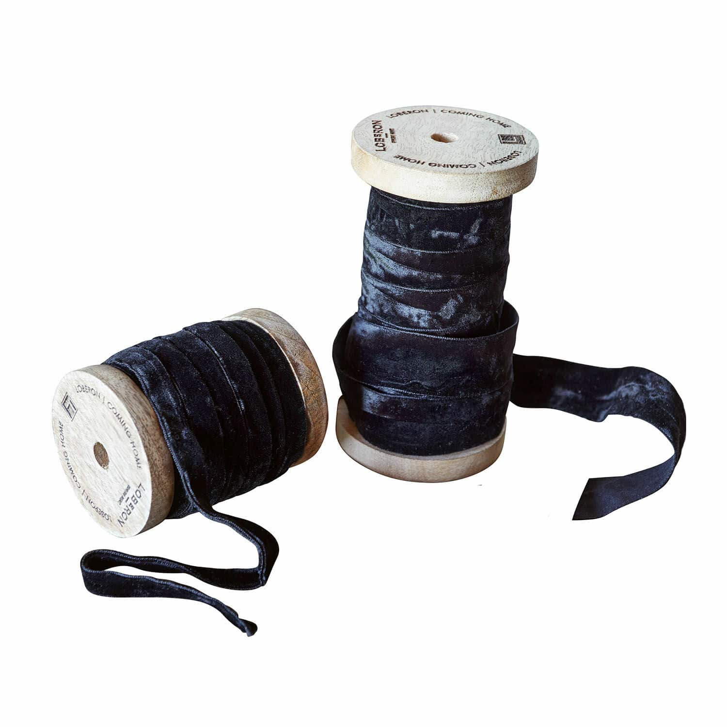 Set van twee zwarte fluwelen linten op houten spoelen voor decoratie en naaien