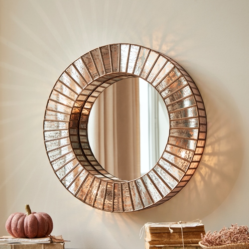 Ronde wandspiegel met koperen lijst en verouderd oppervlak, stijlvolle woondecoratie
