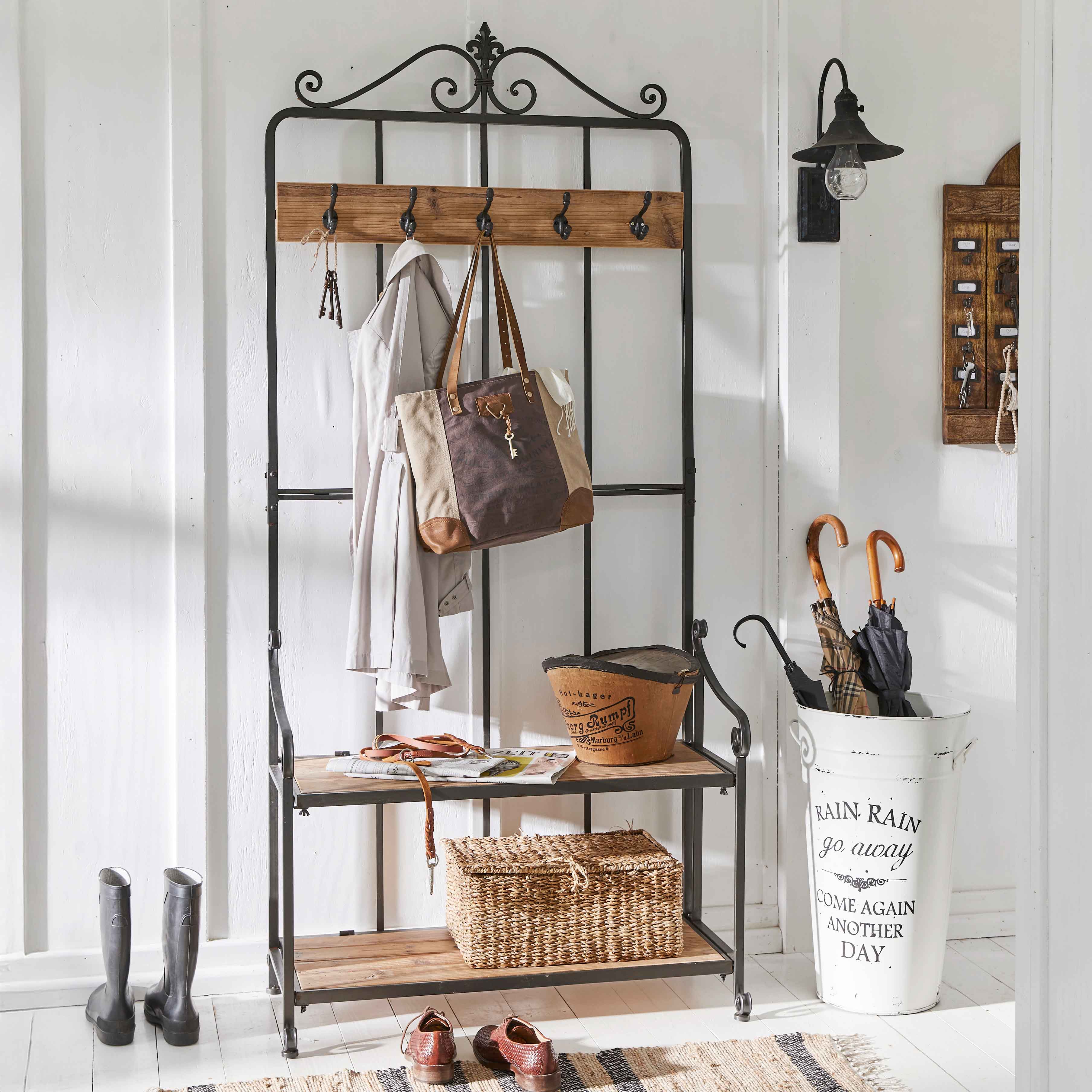 Metalen kapstok met houten plank en haken in vintage stijl voor hal met accessoires