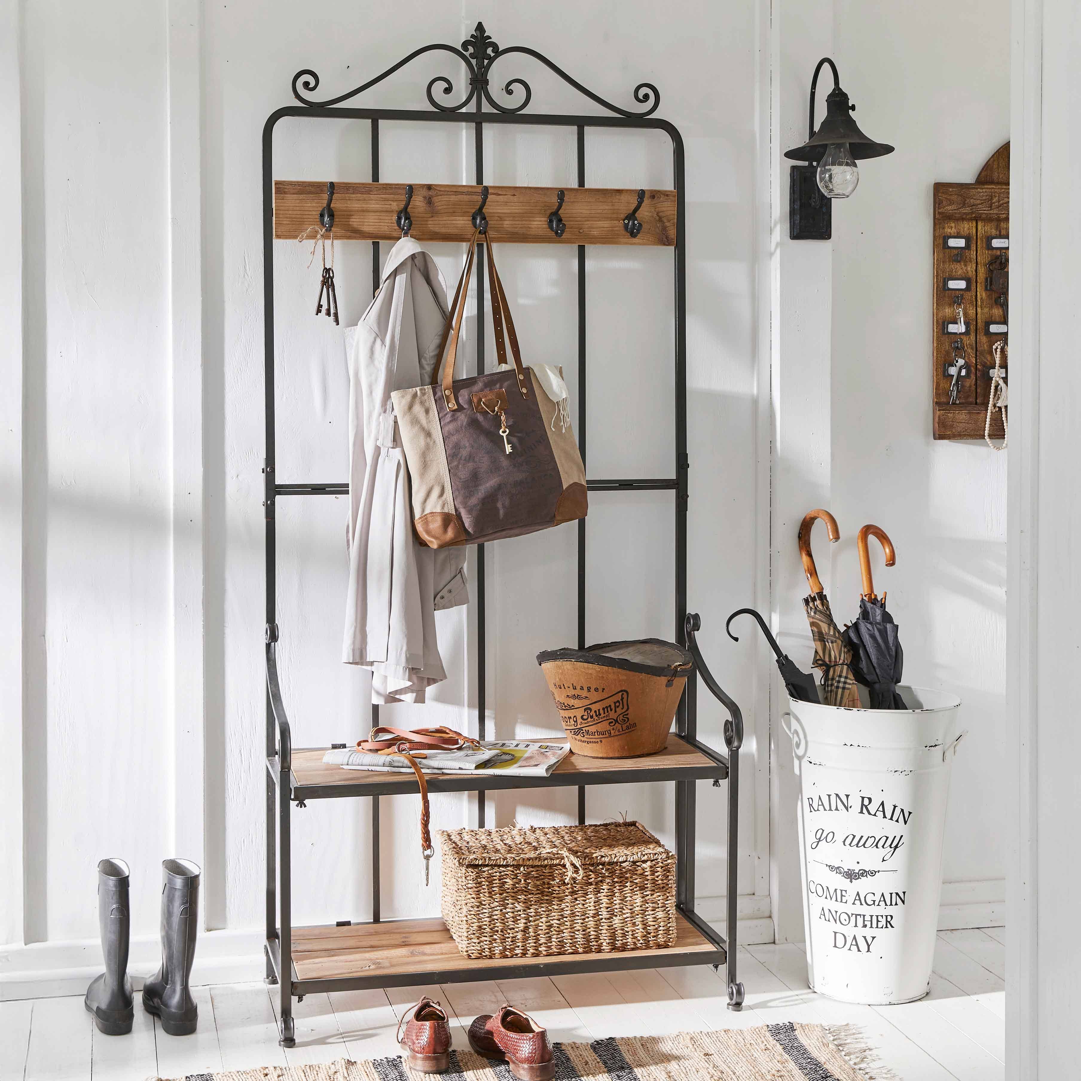 Metalen kapstok met houten plank en haken in vintage stijl voor hal met accessoires