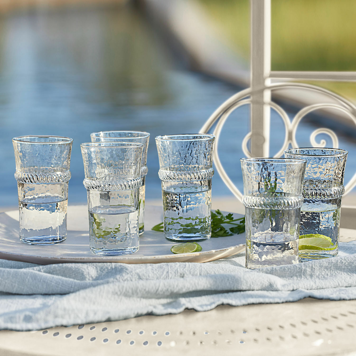 Set van zes transparante glazen met structuur en decoratieve ring, perfect voor drankjes.