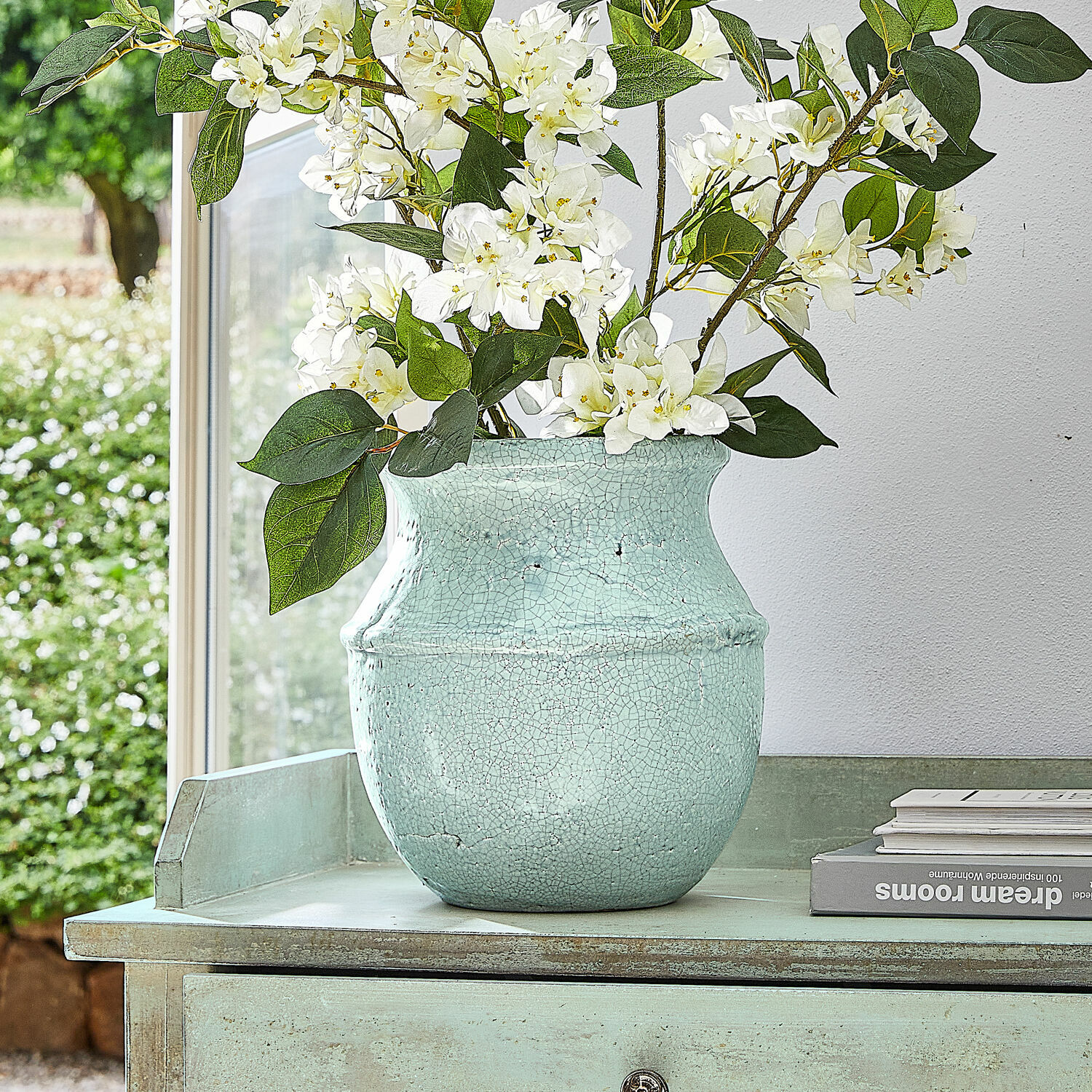 Vaas Rosamonde Mintgroene keramische vaas met craquelé en witte bloemen op groene decoratieve tafel