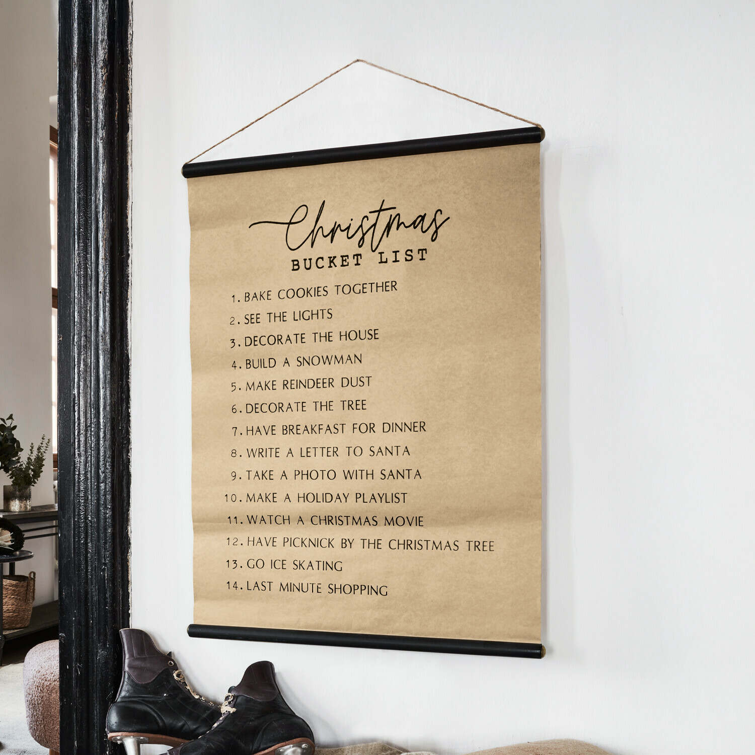 Afbeelding Christmas Bucket List Decoratieve wandposter met kerst takenlijst op bruin papier en zwarte houder aan de muur