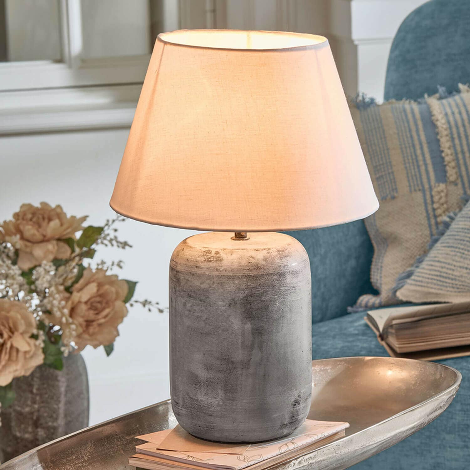 Tafellamp van grijs keramiek met crèmekleurige kap, decoratieve verlichting voor woonkamer