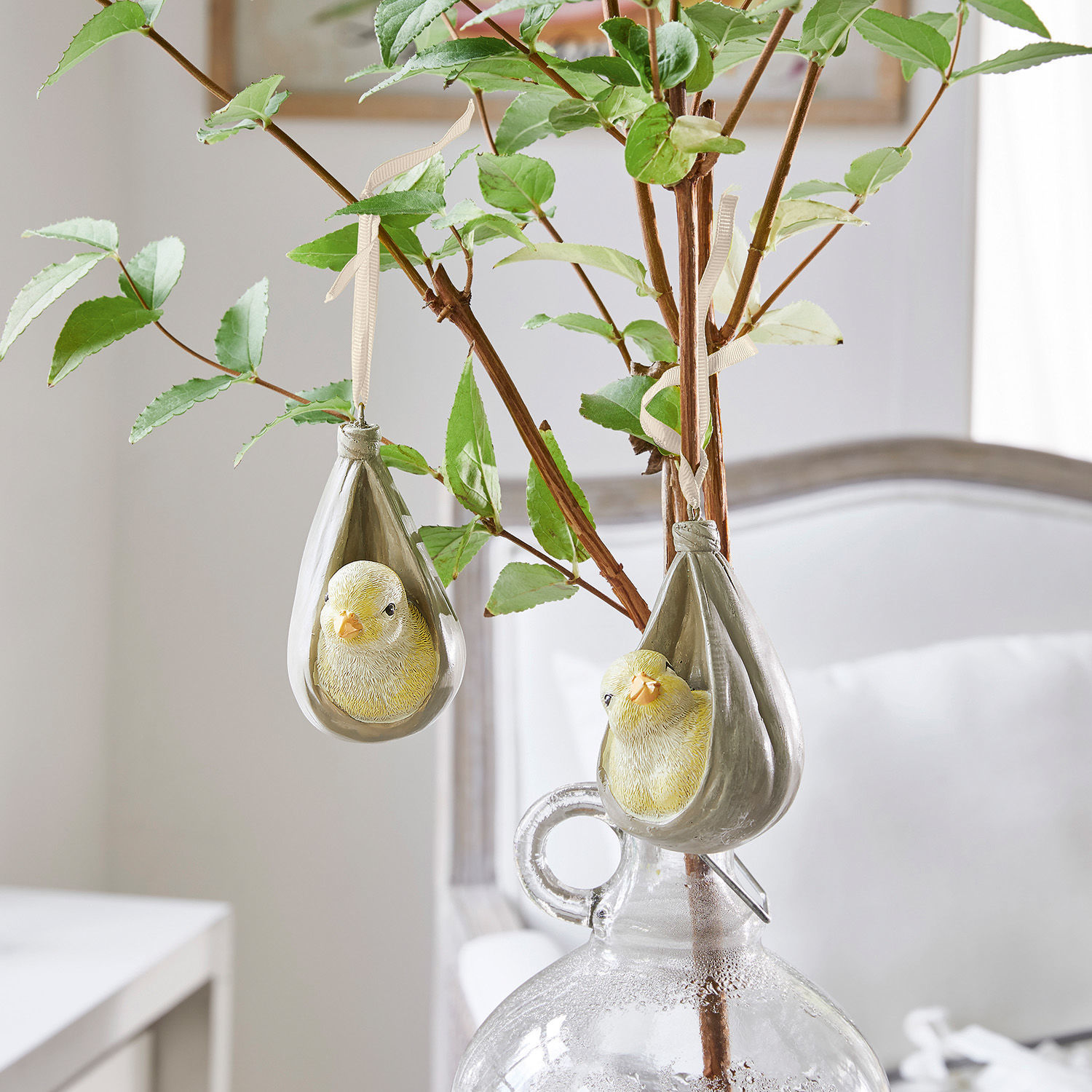 Hanger set van 2 Melvil Decoratieve hangers met gele vogeltjes in grijze cocons aan tak in glazen vaas