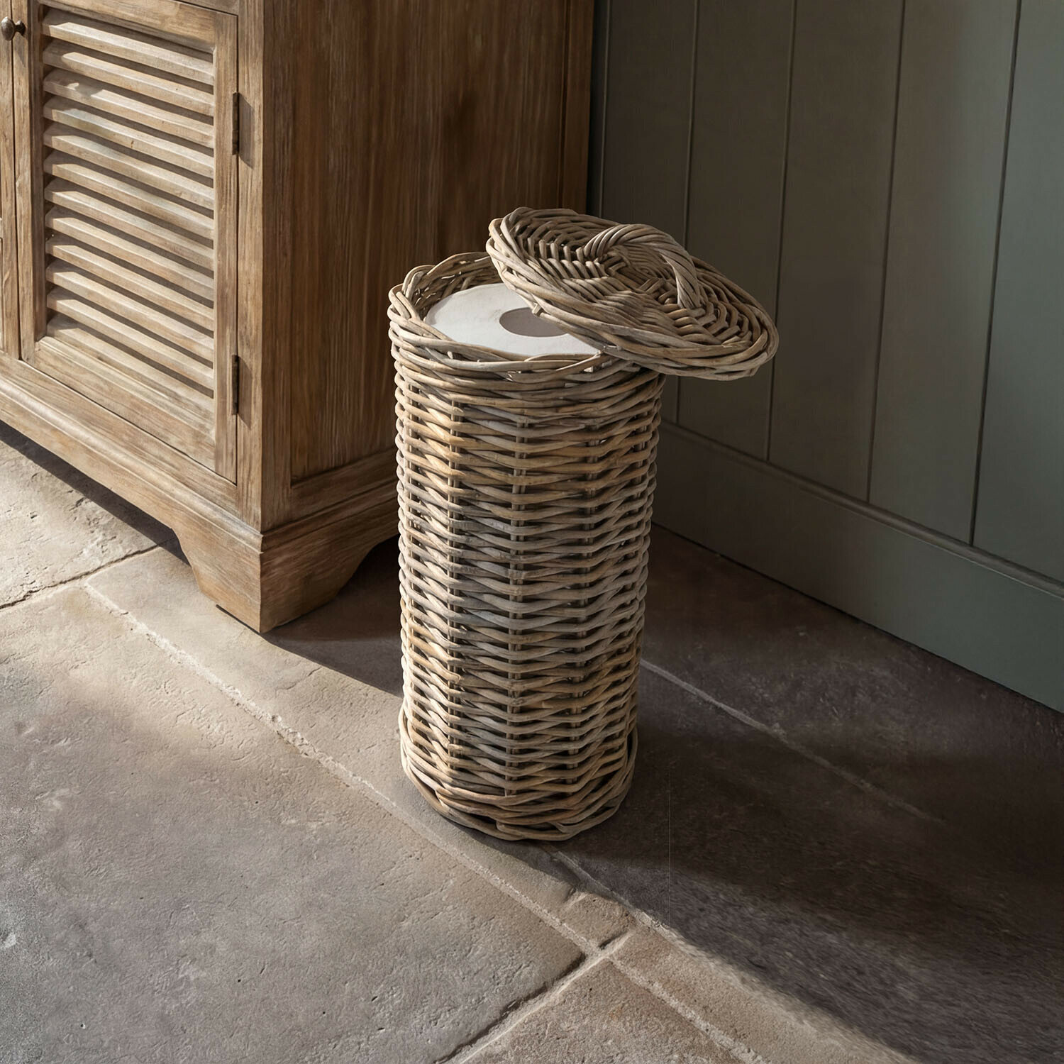 Toiletrolhouder Lørdenne Ronde mand van natuurlijk riet met deksel, ideaal voor het opbergen van toiletpapier