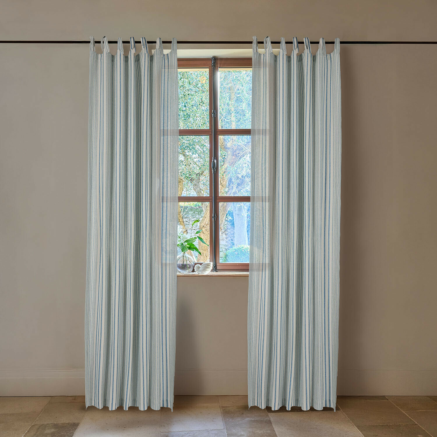 Gordijn Freydaal Witte gordijnen met blauwe strepen van lichte stof, raamdecoratie in lichte kamer