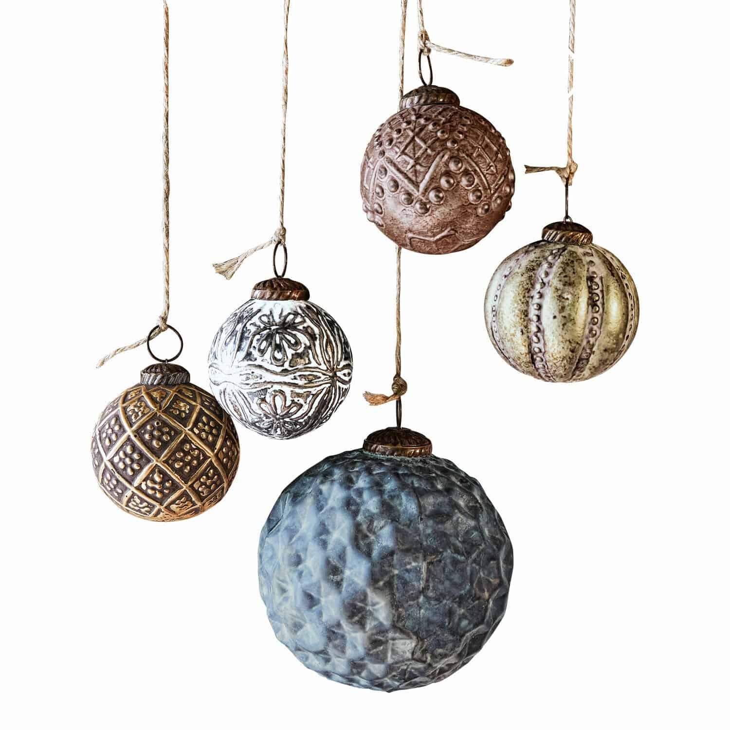 Kerstversiering set van 5 Jilian Set van vijf decoratieve hangende kerstballen met patronen in bruin, wit en blauw voor feestdecoratie